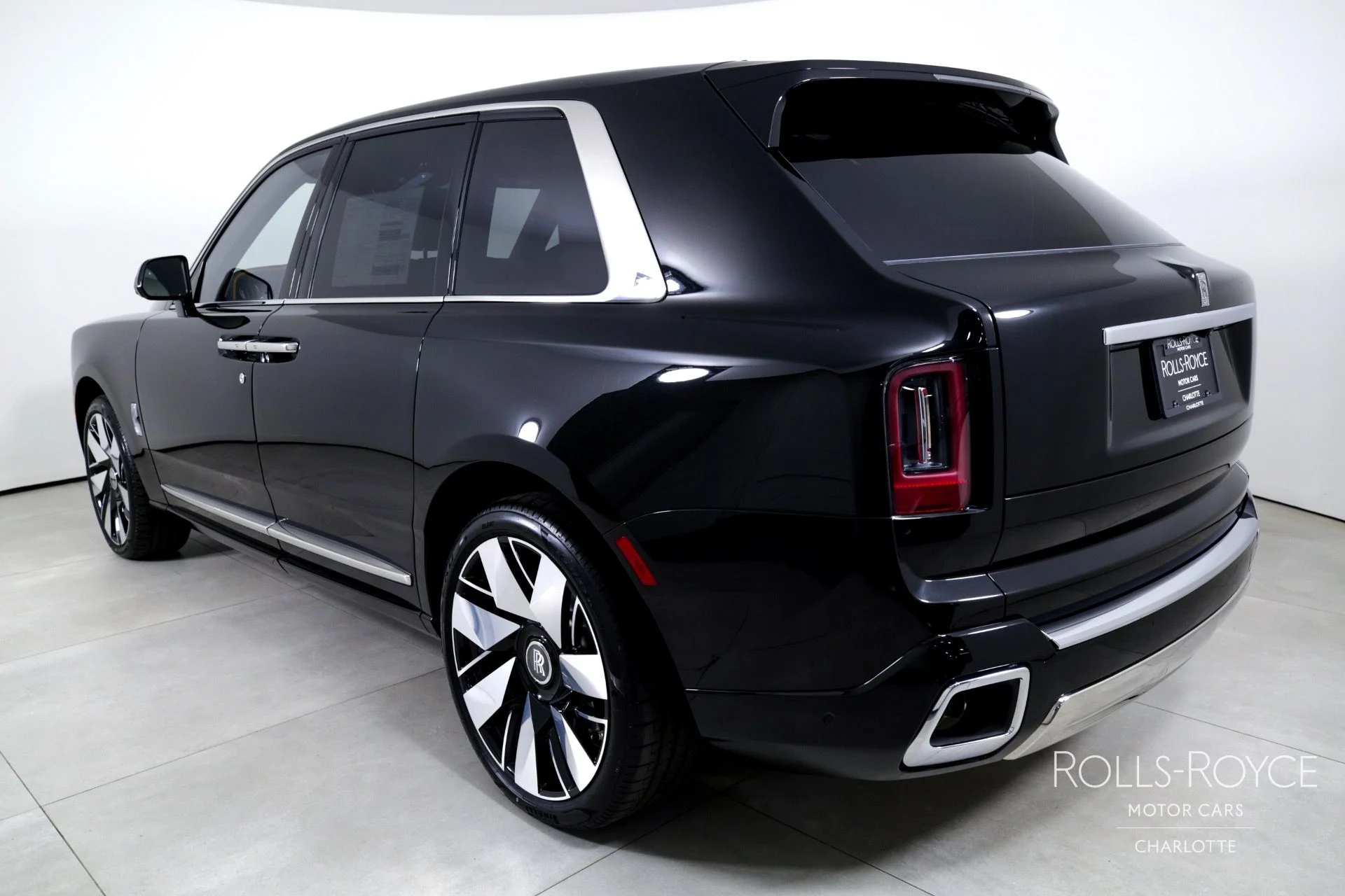 mph007_1760546185_Used_2025_Rolls_Royce_Cullinan_1746196138_3cd3b5013e