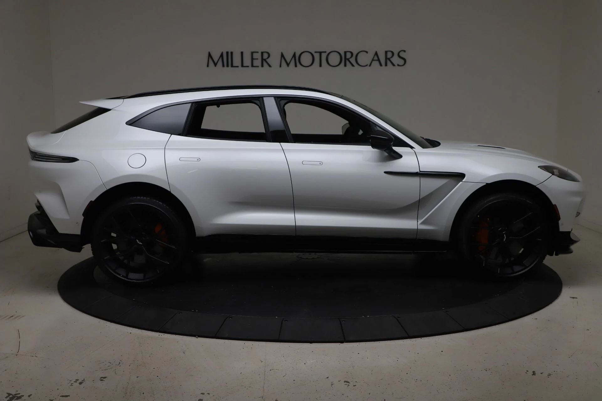 mph007_1773243576_New_2025_Aston_Martin_DBX_707_5555a13254