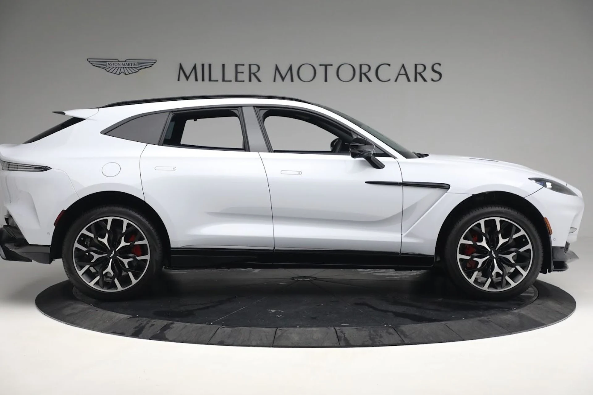 mph007_1775882083_Used_2023_Aston_Martin_DBX_707_e52333a911