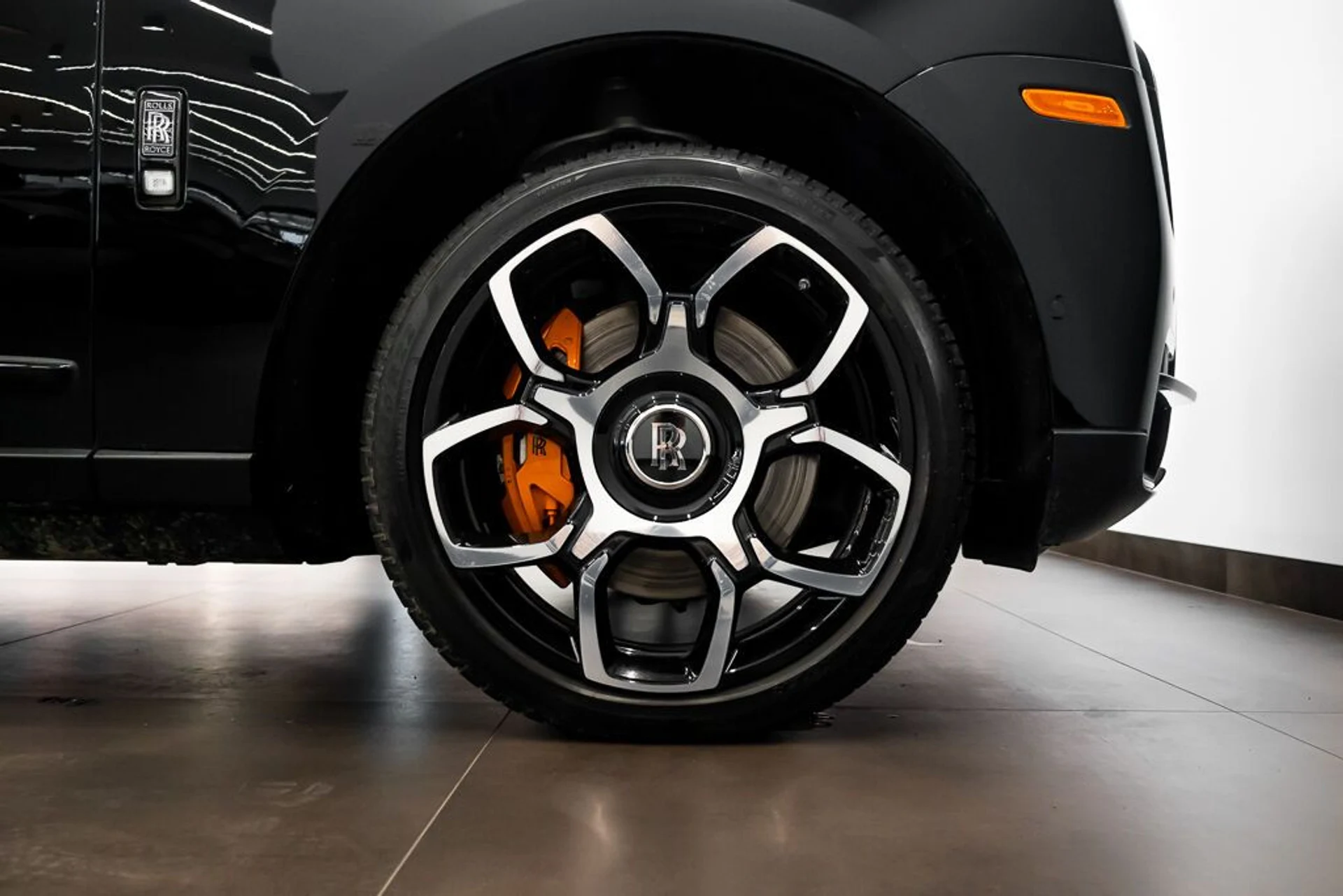 mph007_1781936963_rolls_royce_cullinan_2023_jpg_v_1758918548_c26aee7f1e