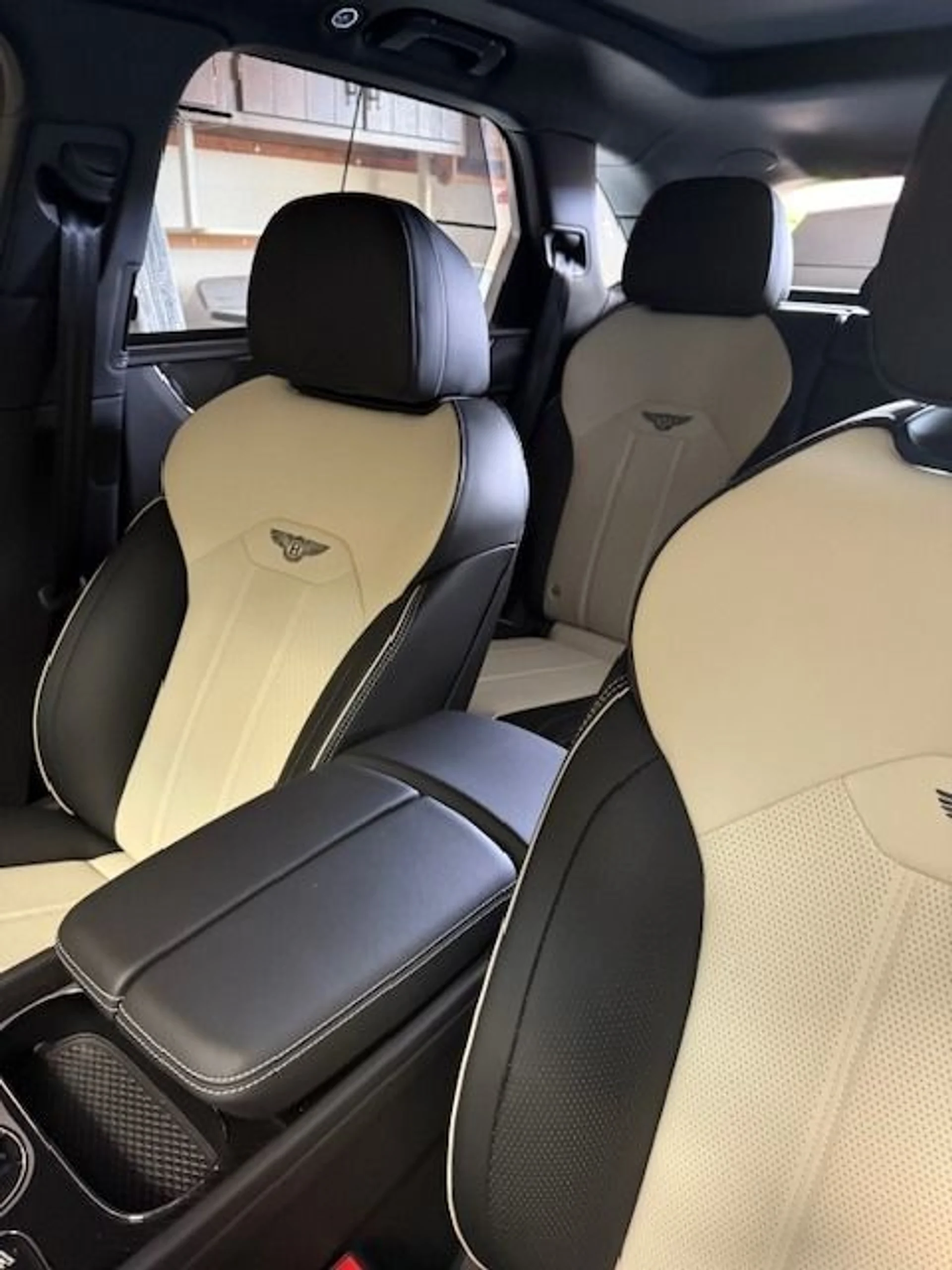 mph007_1795538872_Used_2022_Bentley_Bentayga_V8_1759961279_10a334c20c