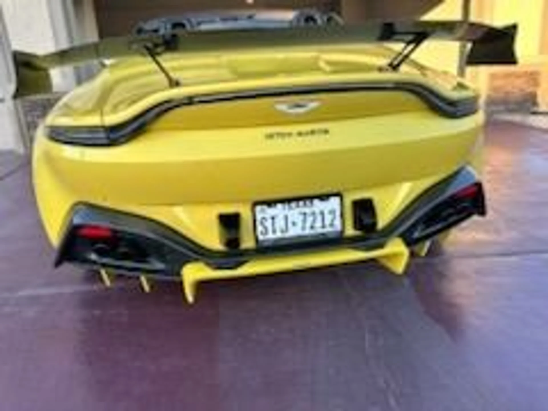 mph007_1833688503_Used_2021_Aston_Martin_Vantage_1759360306_c0e78a7d0b