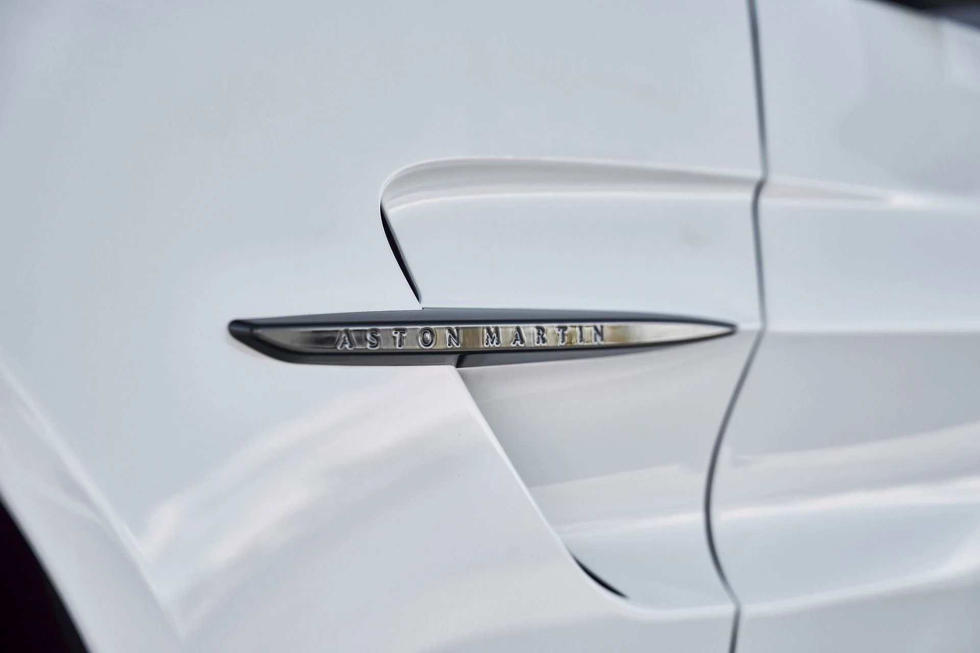 mph007_1839979695_Used_2025_Aston_Martin_Vantage_Base_1771099440_ab0b316b39