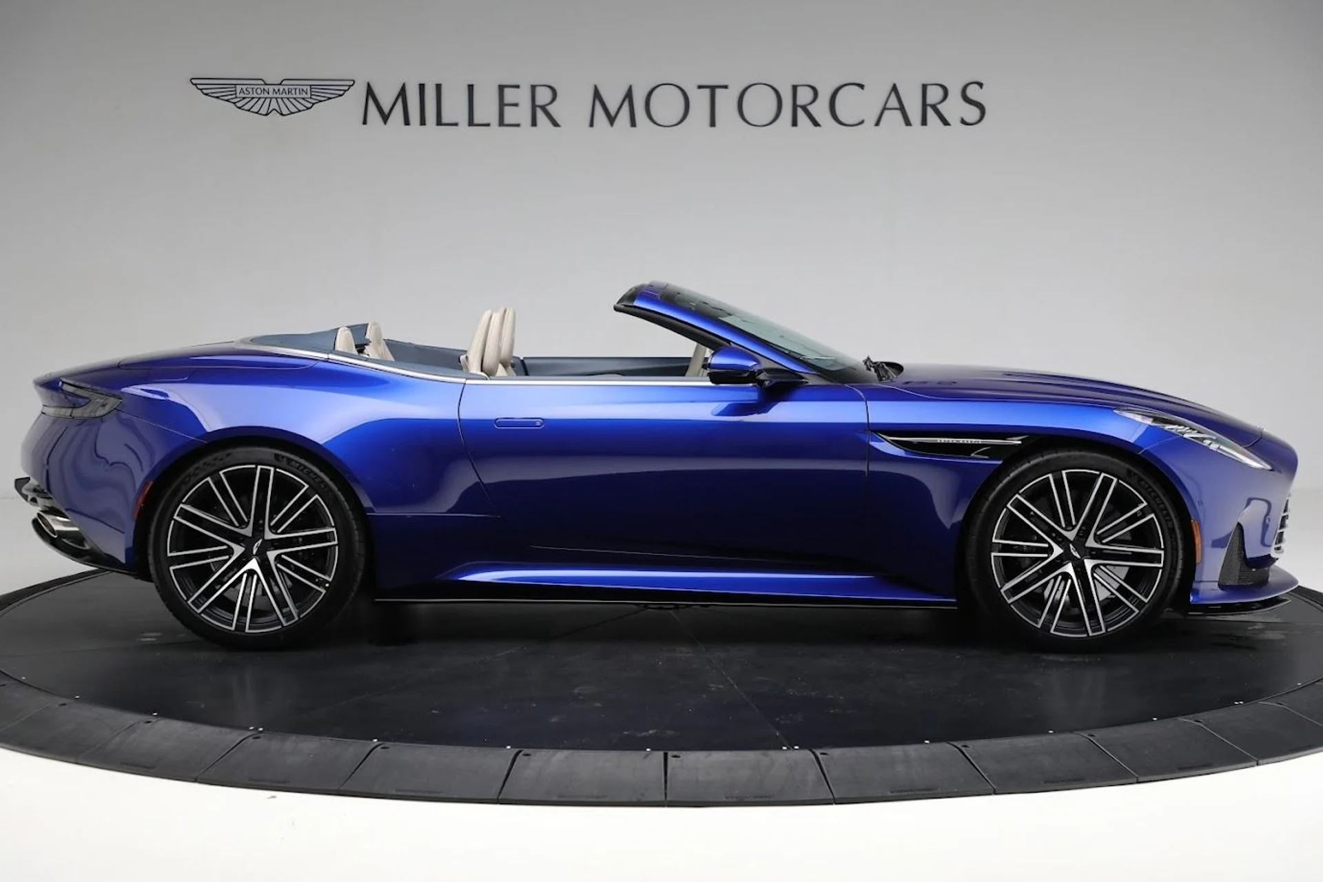 mph007_1841565107_Used_2024_Aston_Martin_DB_12_Volante_958e342d62