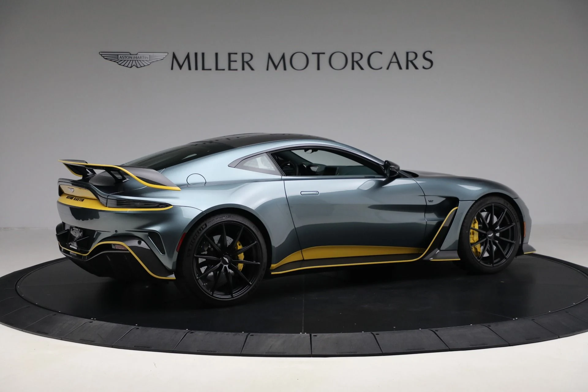 mph007_1857726064_Used_2023_Aston_Martin_Vantage_V12_0616a75f0f