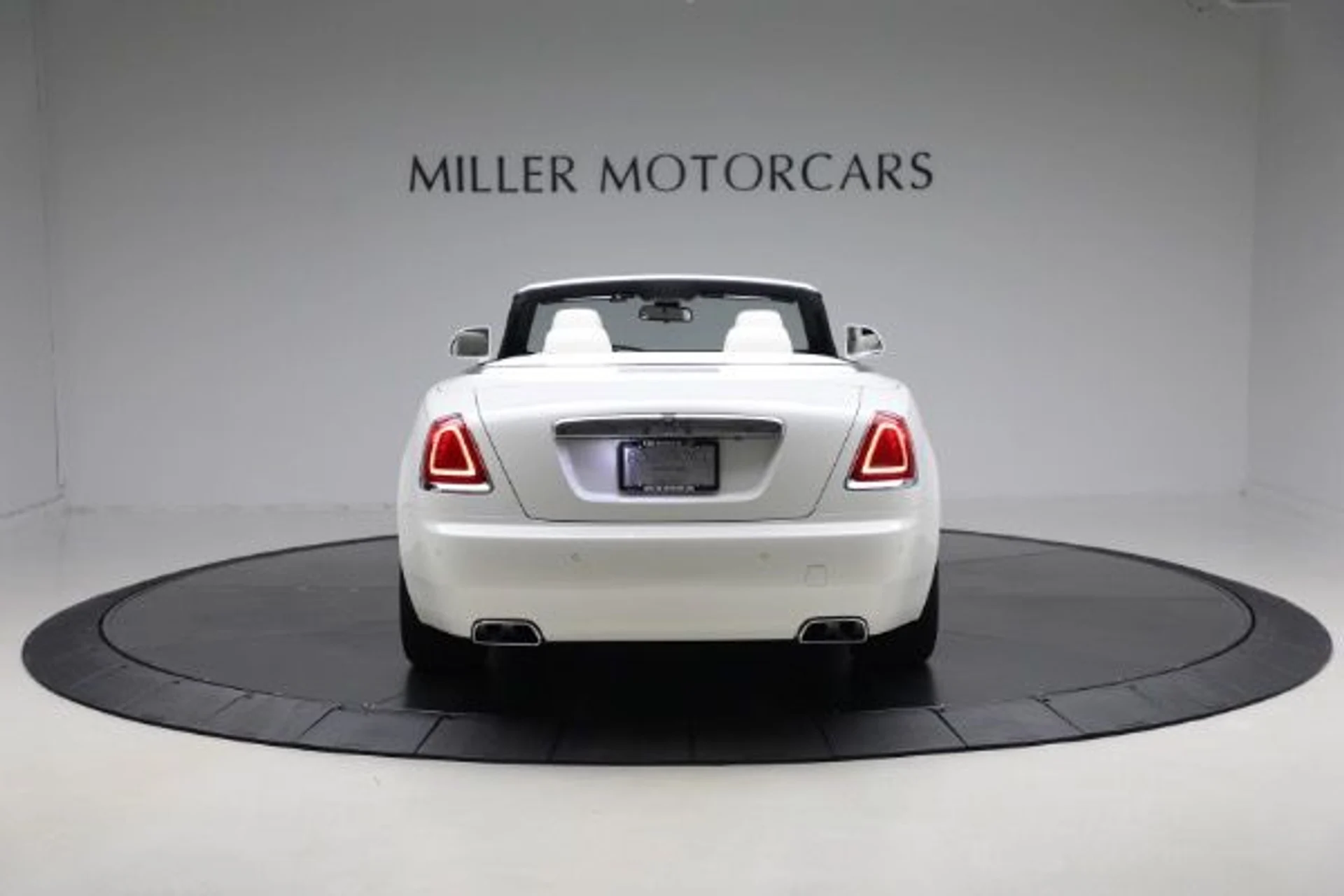 mph007_1886485335_Used_2018_Rolls_Royce_Dawn_1919fd272b