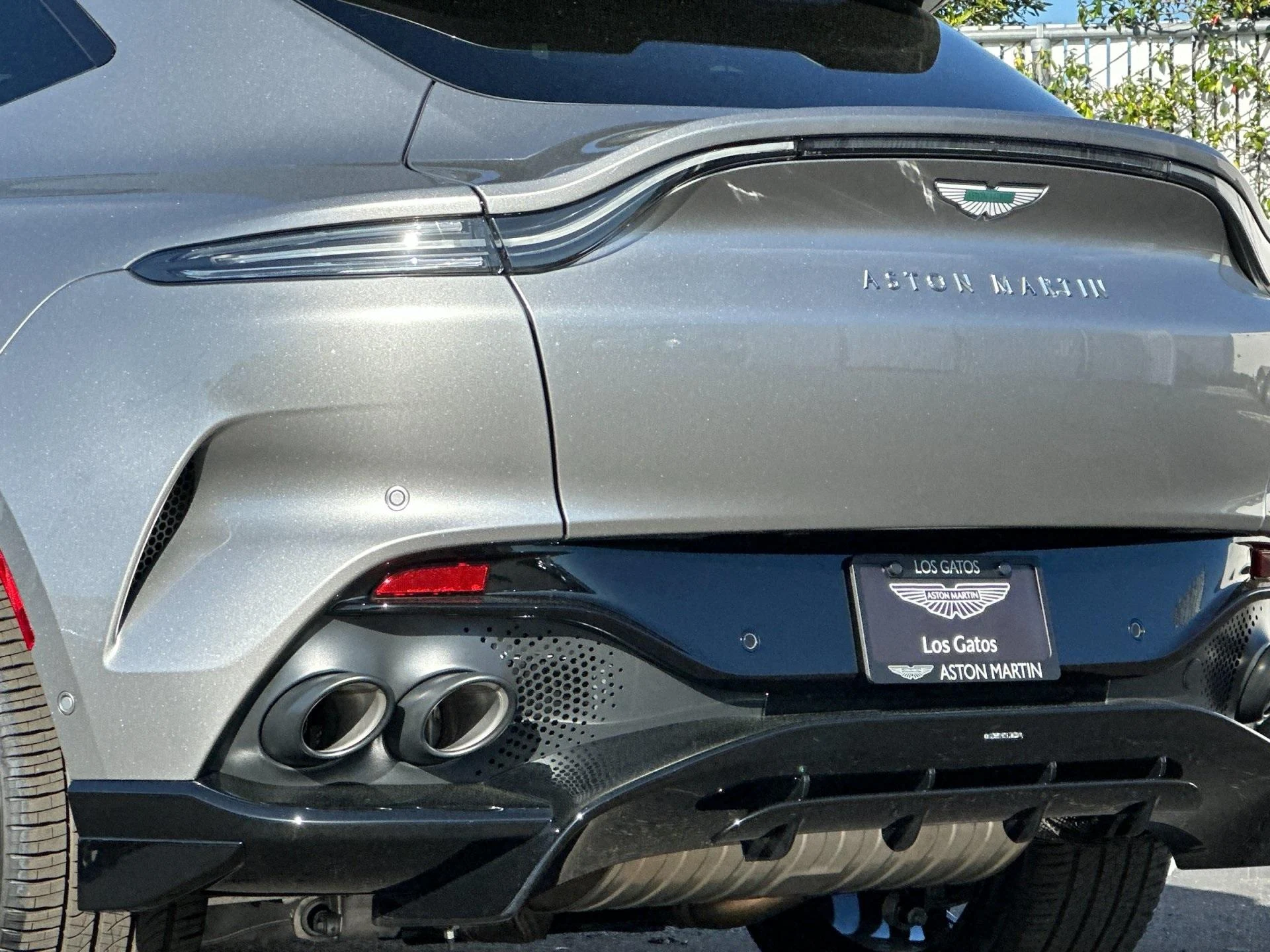 mph007_1903149965_New_2025_Aston_Martin_DBX_707_1761314752_209c9b1663