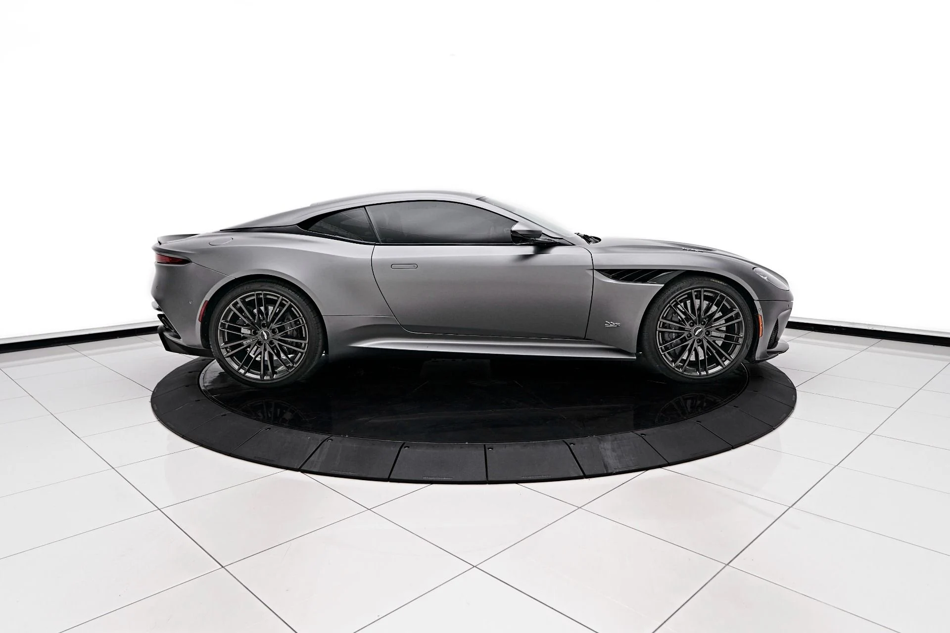 mph007_1904345509_Used_2021_Aston_Martin_DBS_Superleggera_1720056625_7aaa7367ed
