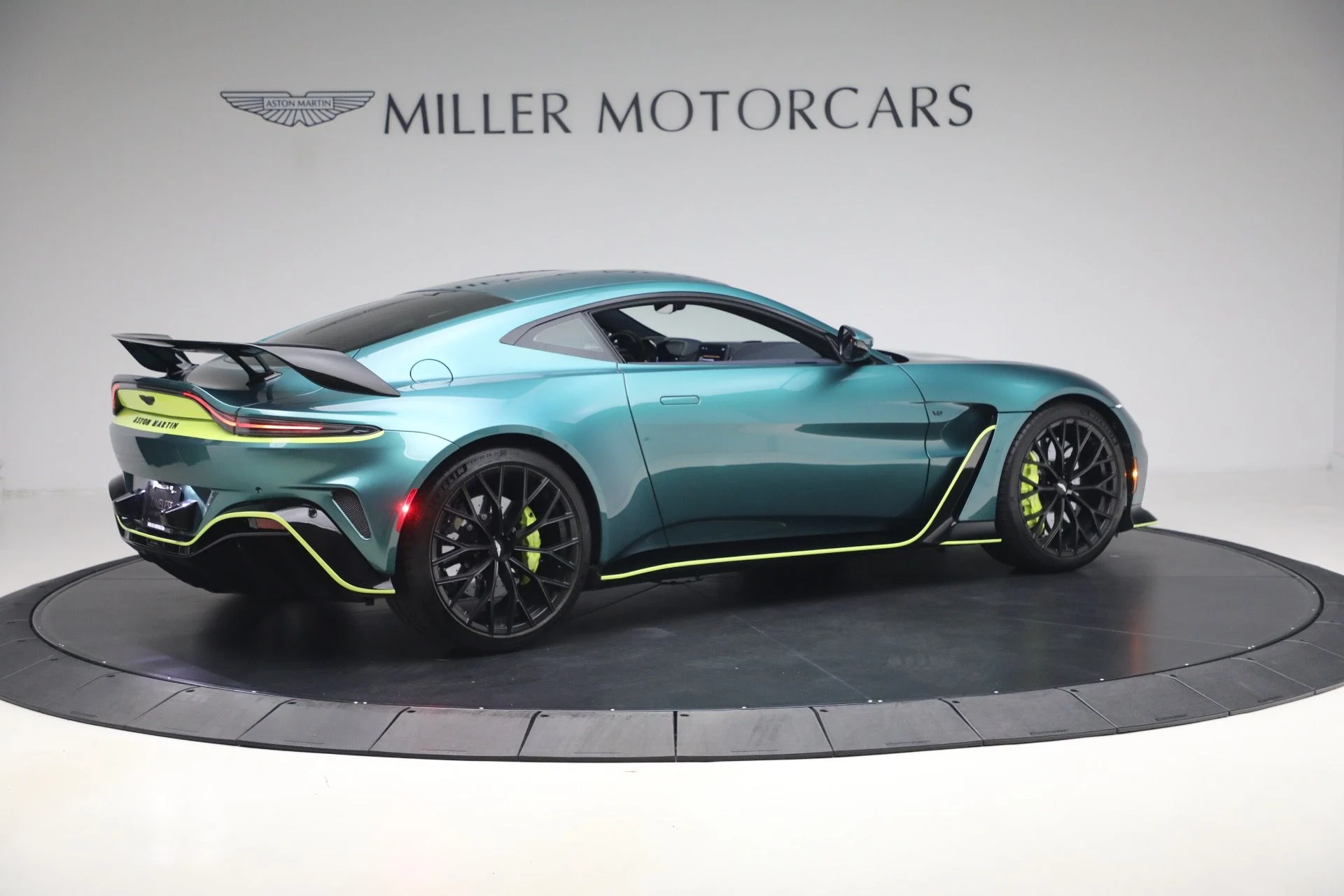 mph007_1904887453_Used_2023_Aston_Martin_Vantage_V12_1777723504_39efff428b