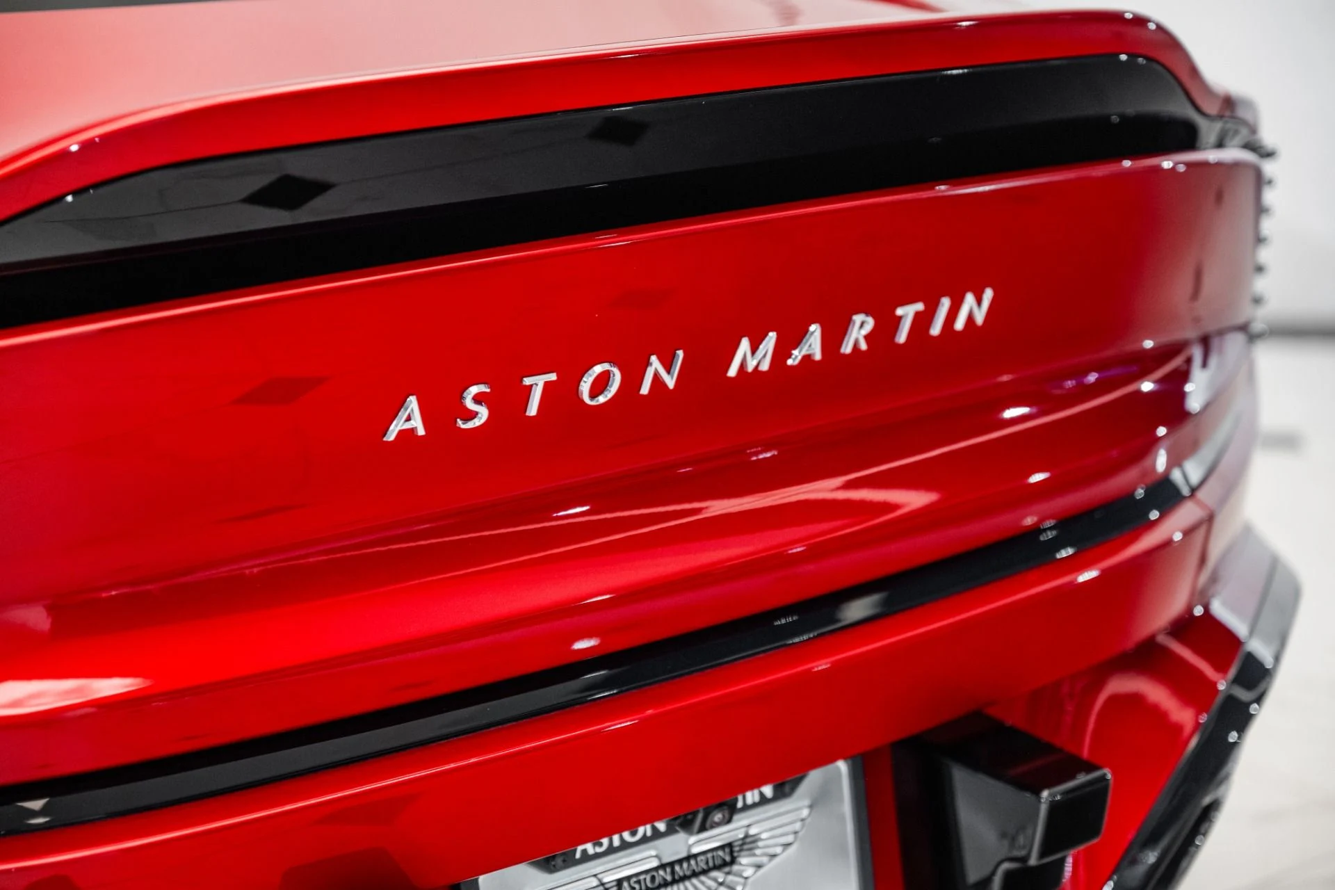mph007_1908611327_Used_2025_Aston_Martin_Vanquish_1751746222_9633dc4ae1