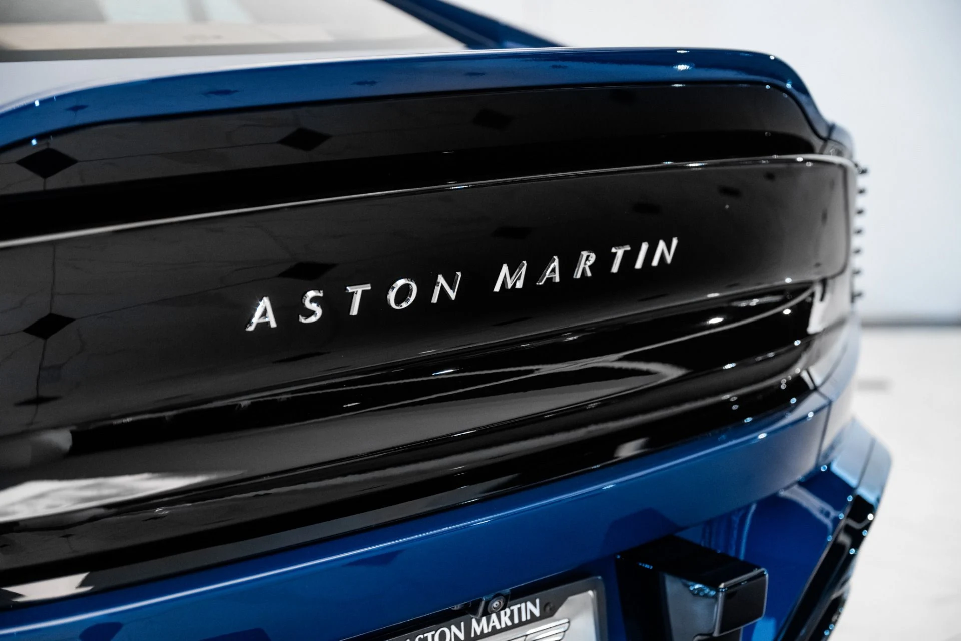 mph007_1952123774_Used_2025_Aston_Martin_Vanquish_1751745767_e4a6be455a