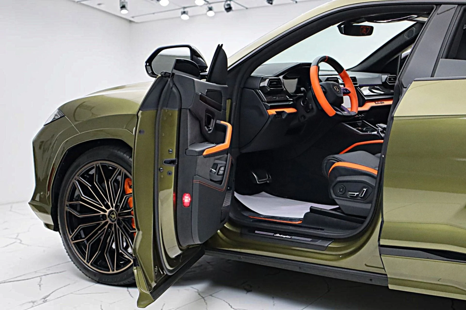 mph007_1953745901_Used_2026_Lamborghini_Urus_SE_4eaefcbc93