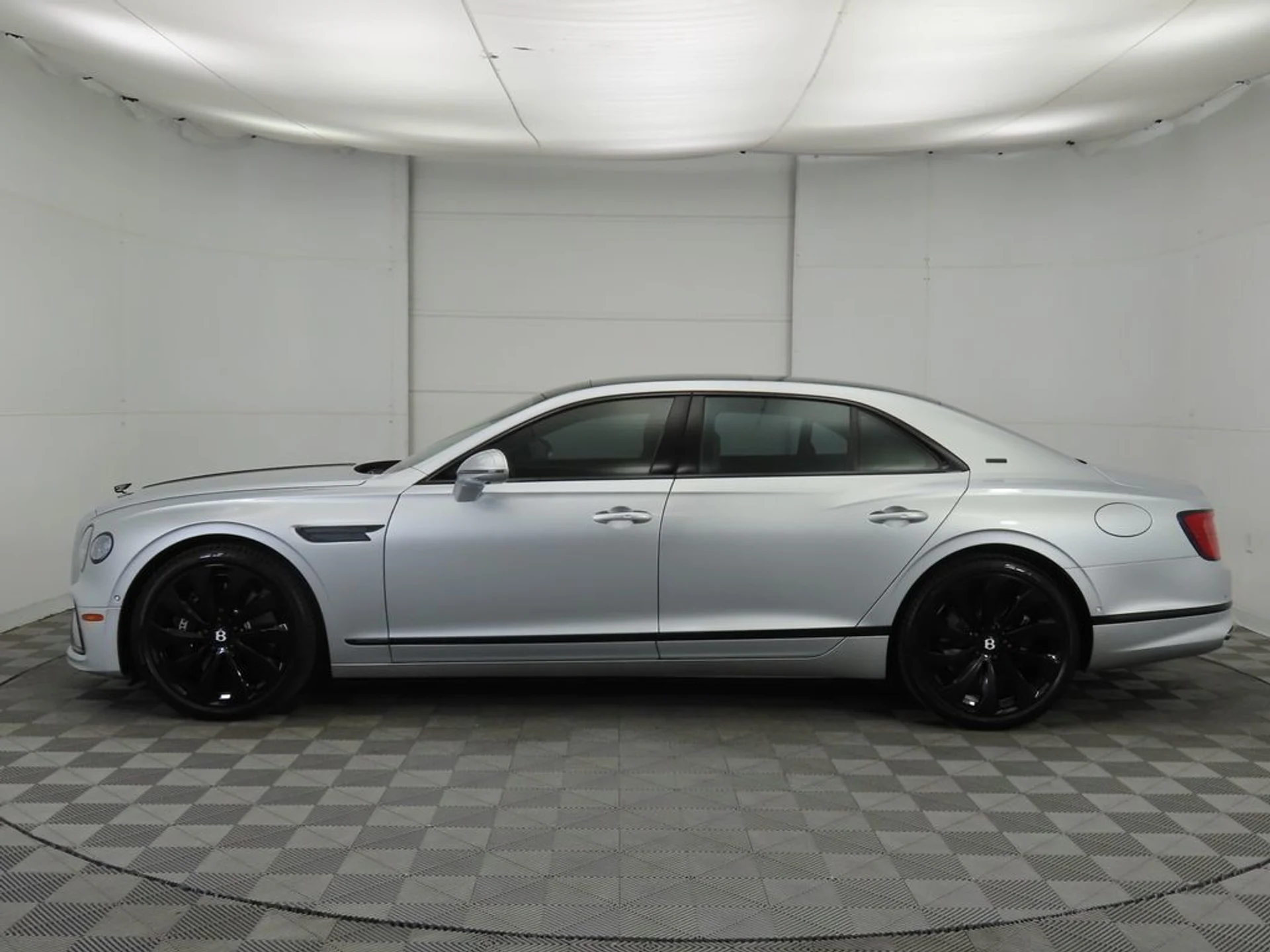 mph007_196166046_new_2025_bentley_flying_spur_blackeditionsedan_8119_22910536_8_1024_2364e86eba