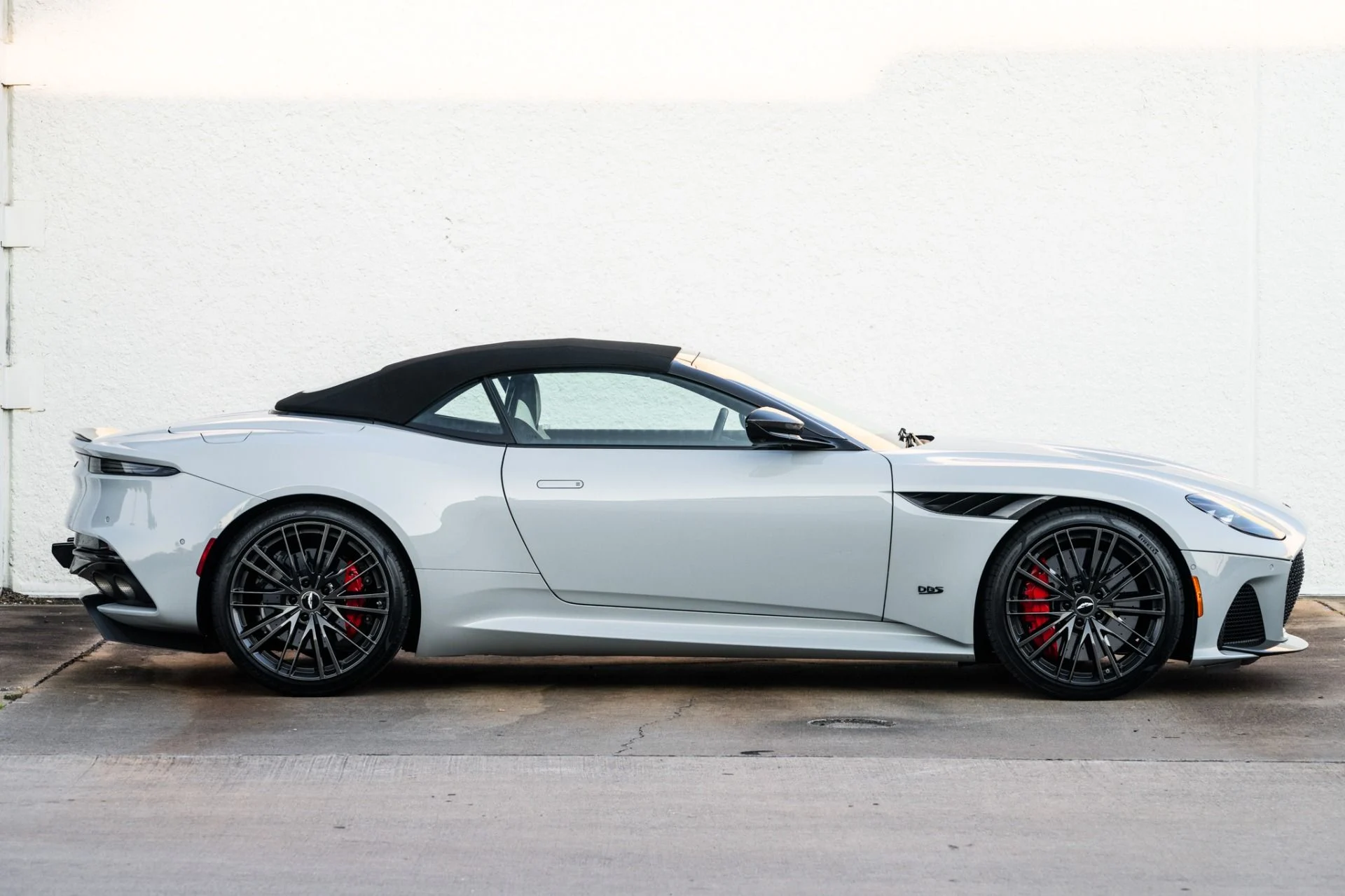 mph007_1982124315_Used_2023_Aston_Martin_DBS_Volante_1756217476_e60238586e