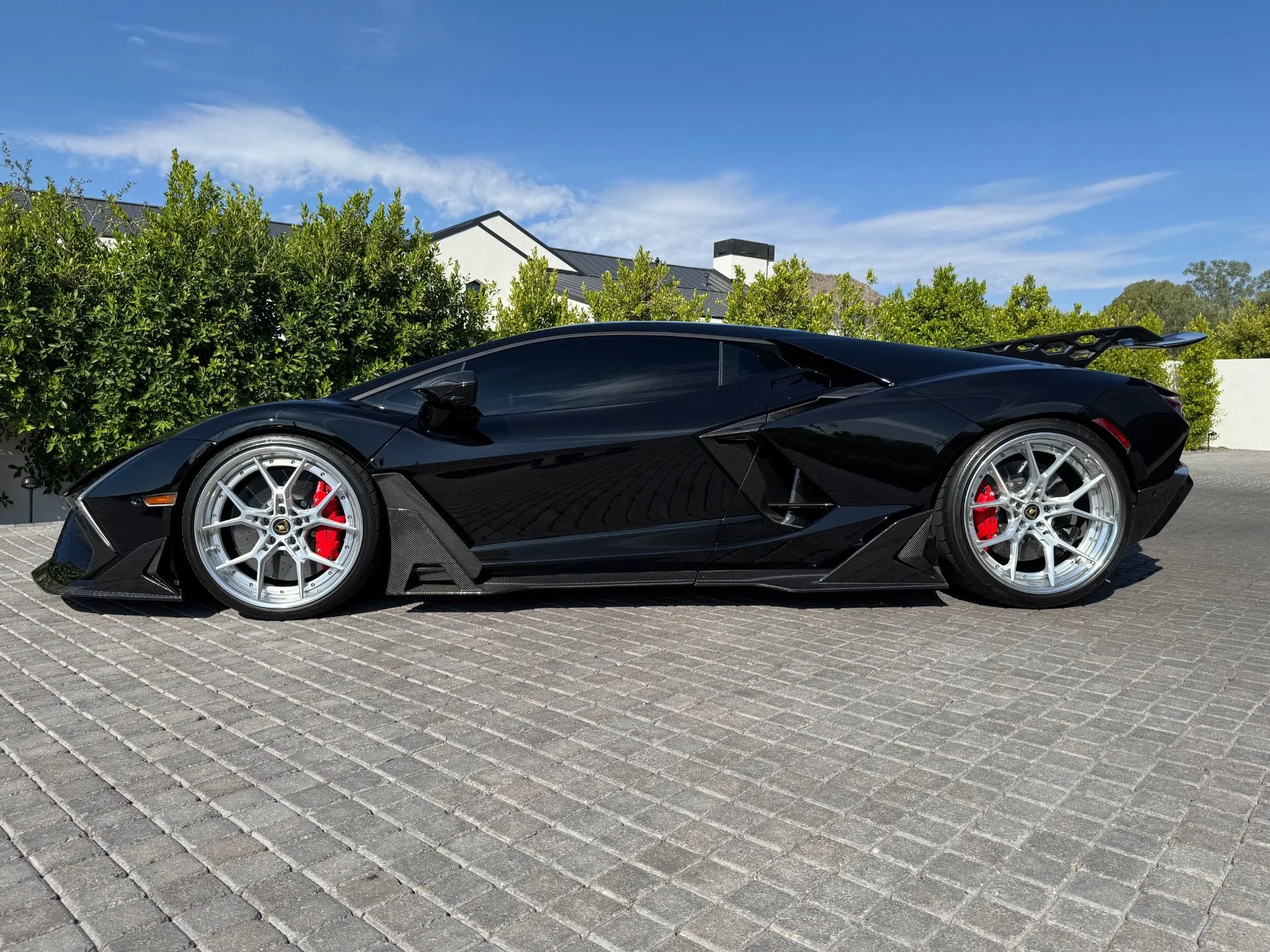 mph007_1999523048_Used_2024_Lamborghini_Revuelto_1760653405_7b73293a32