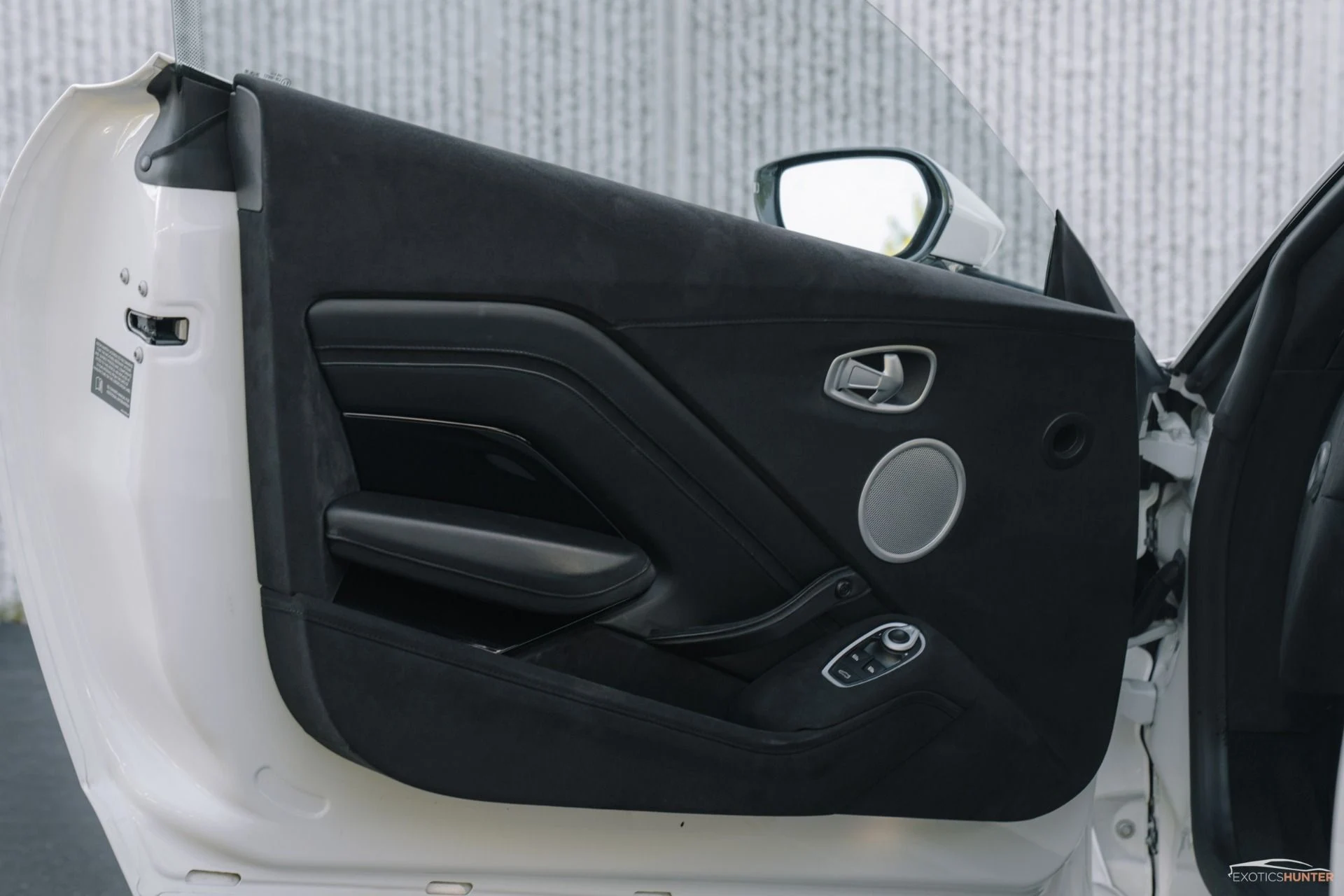 mph007_2001267581_Used_2020_Aston_Martin_Vantage_1756168646_801898463c