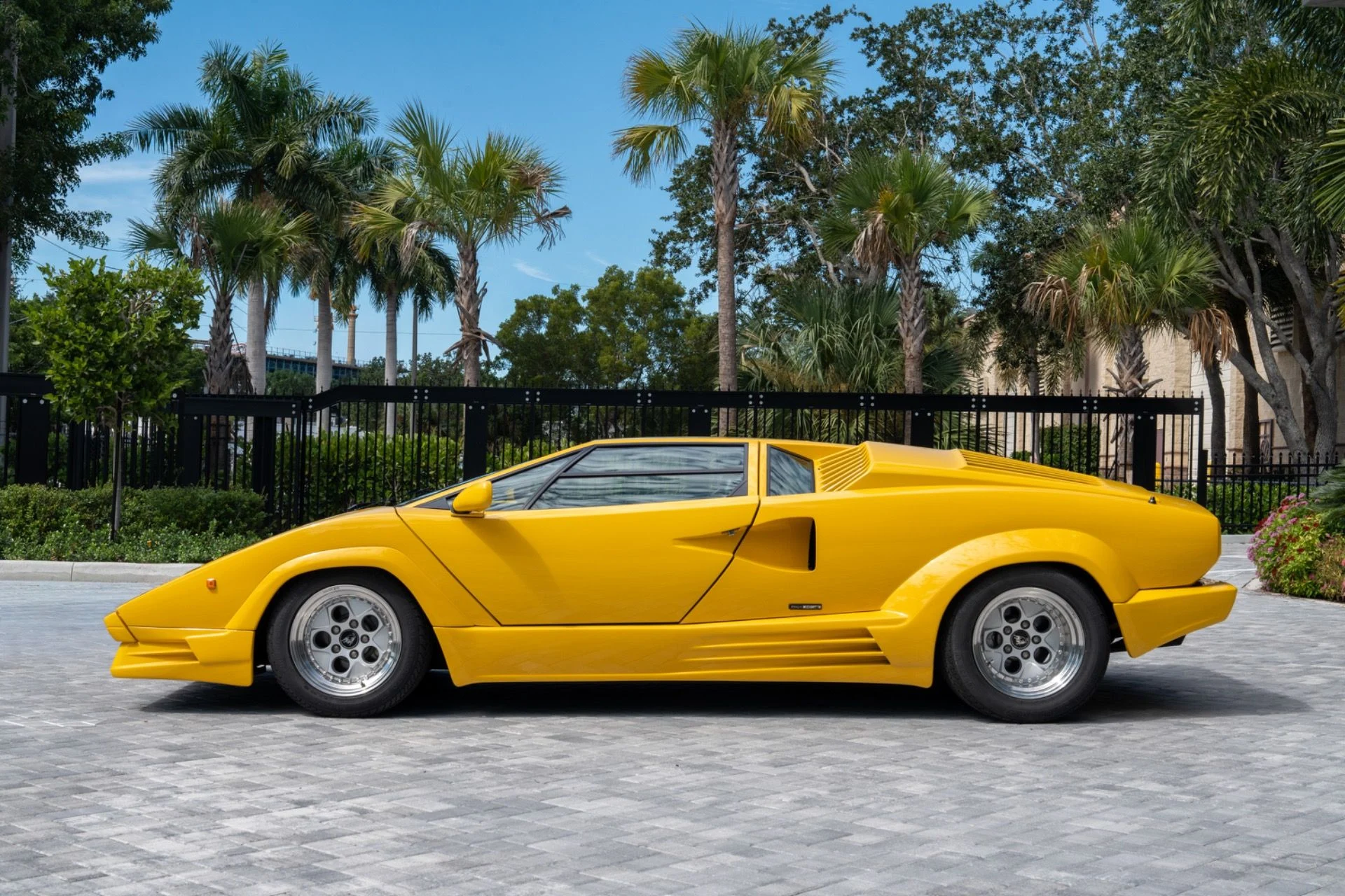 mph007_20580290_Used_1989_Lamborghini_Countach_25th_Anniversary_1793038200_2aeaa8a444