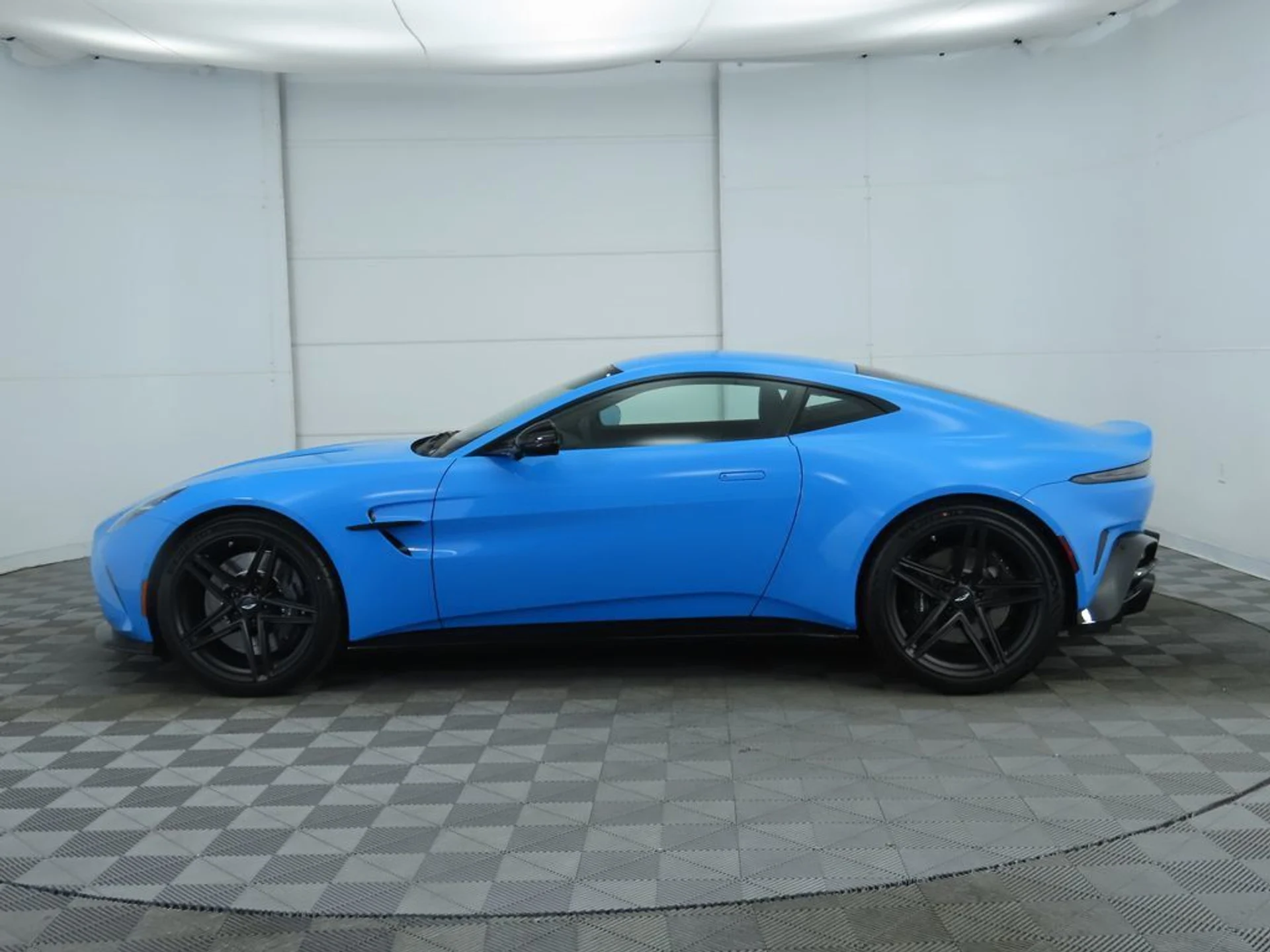 mph007_2095868055_used_2025_aston_martin_vantage_coupe_8119_23008719_8_1024_0590eb870f