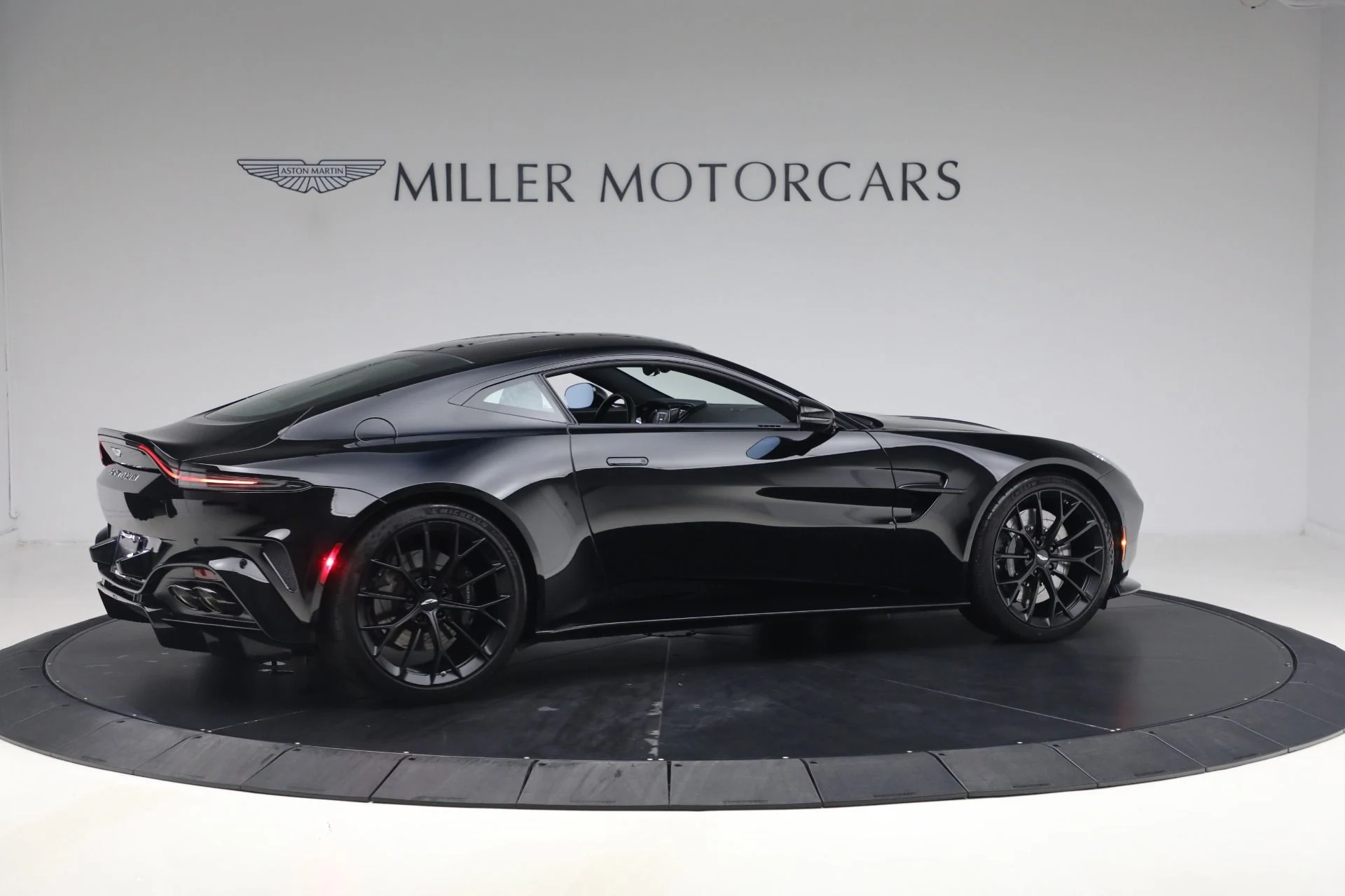 mph007_212012504_Used_2025_Aston_Martin_Vantage_1790186277_873c8c8cb5