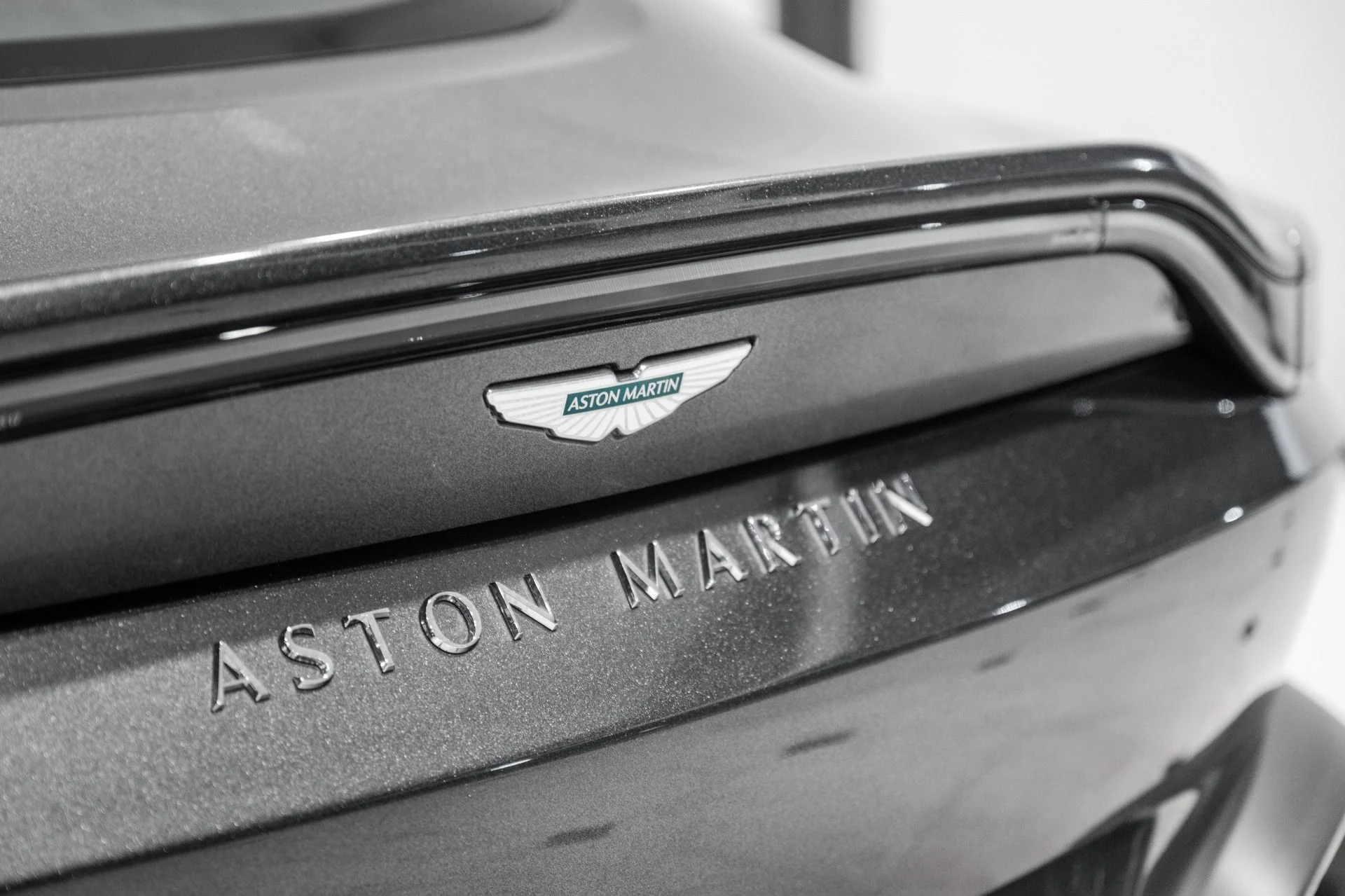 mph007_2123176131_Used_2025_Aston_Martin_Vantage_1784563036_afe4112b85