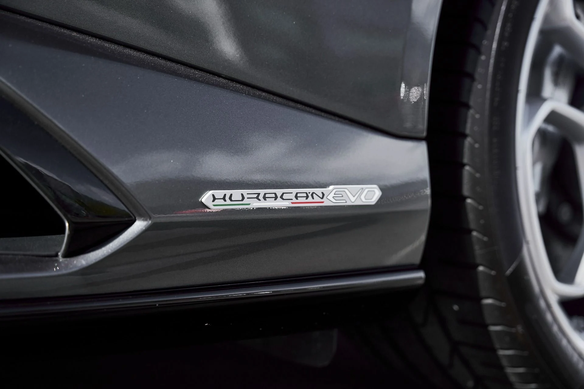 mph007_2129465588_Used_2024_Lamborghini_Huracan_EVO_Base_1771466867_a821ac30b7