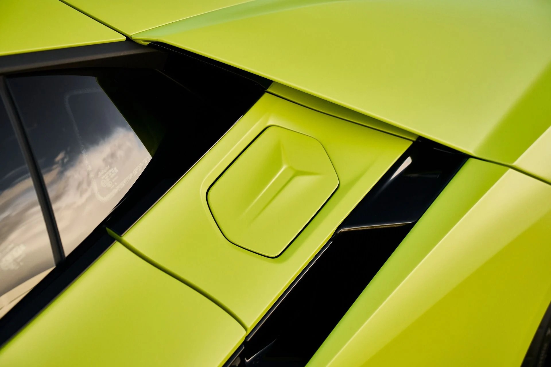 mph007_2191228508_Used_2024_Lamborghini_Revuelto_1763604695_527a50d592