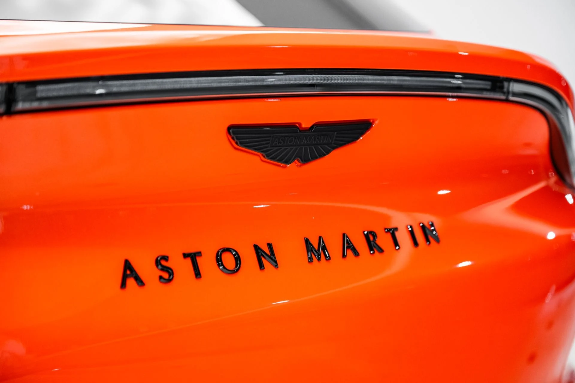 mph007_2199862148_Used_2025_Aston_Martin_DBX_707_1748959342_e6d92d11fe