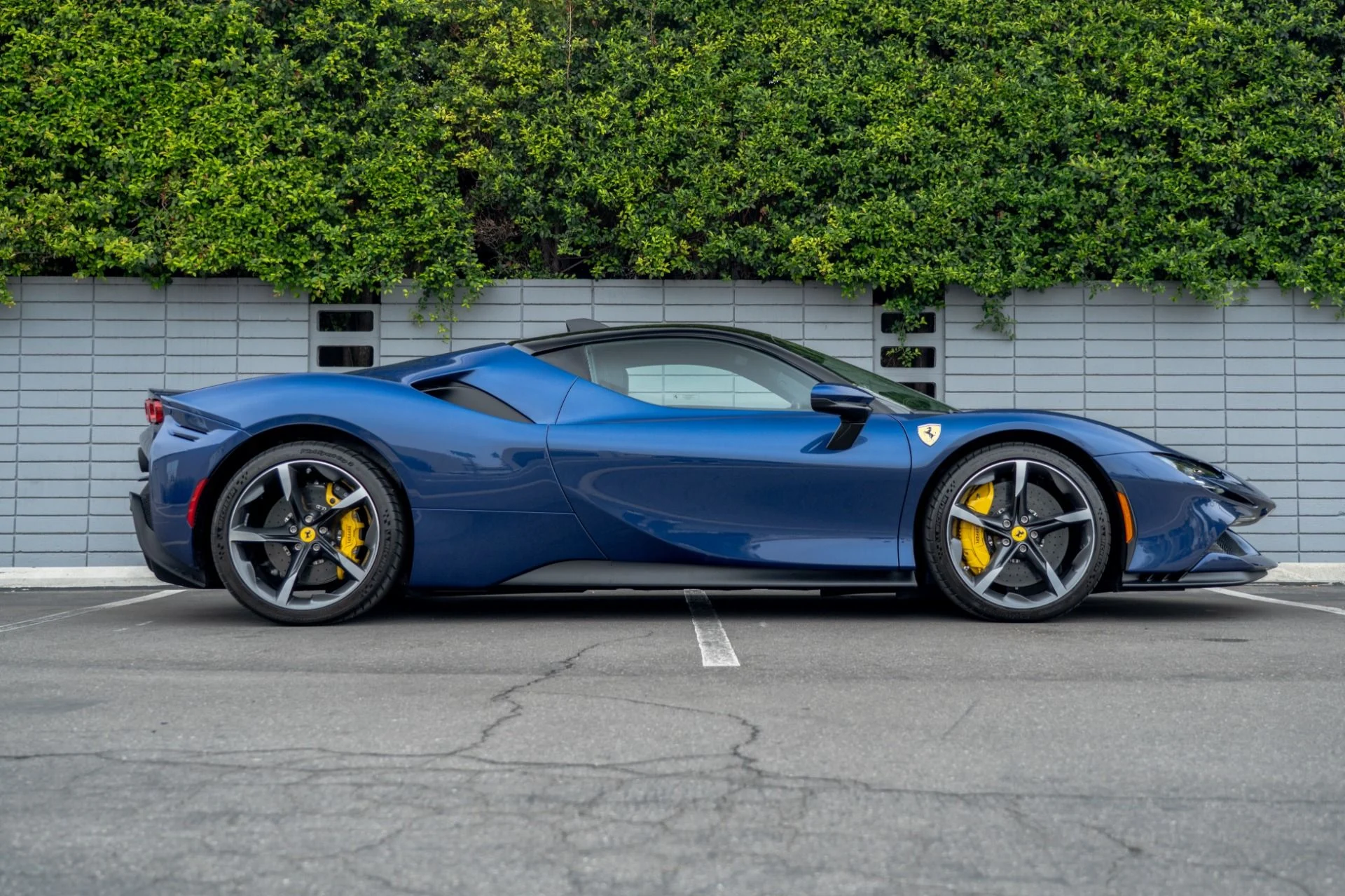 mph007_2221471189_Used_2023_Ferrari_SF_90_Stradale_1759957430_eac28c1586