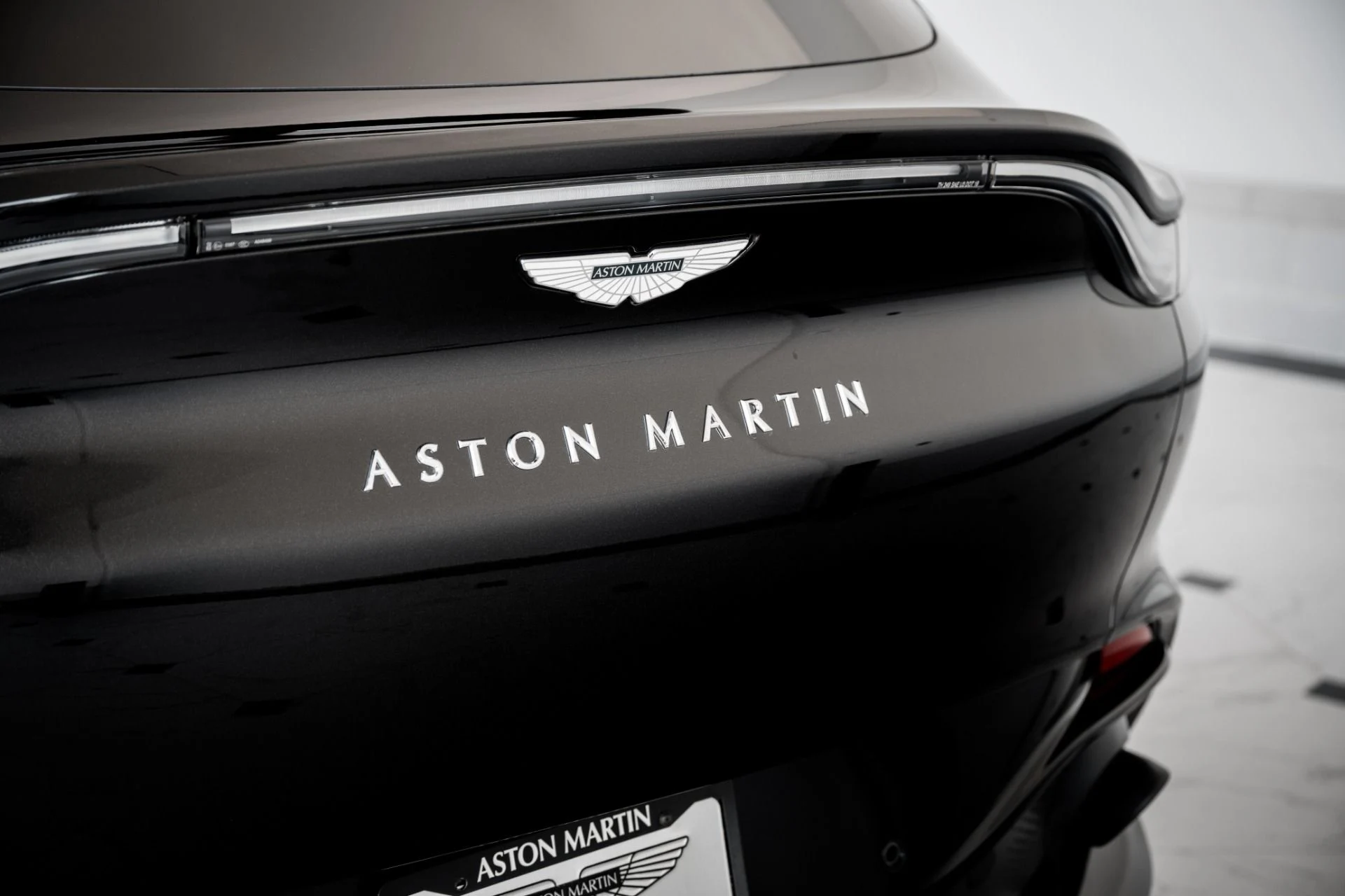 mph007_2228972199_Used_2022_Aston_Martin_DBX_550_1675796960_9f1676c5fc