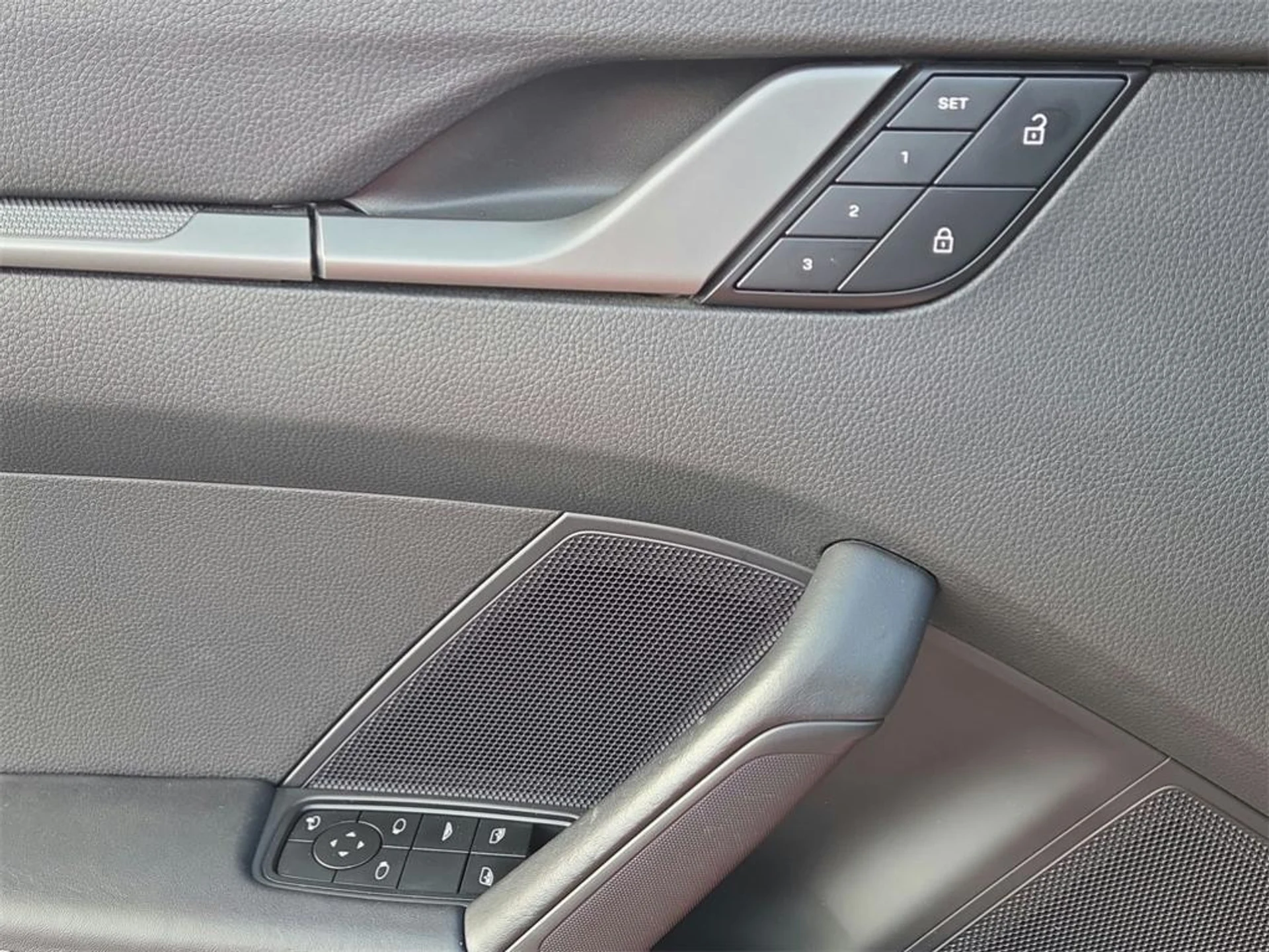 mph007_223277896_j_I0_XP_v_M1_G_Al_B_sy_Mu6g_Ytc_On_A_1cc7143302