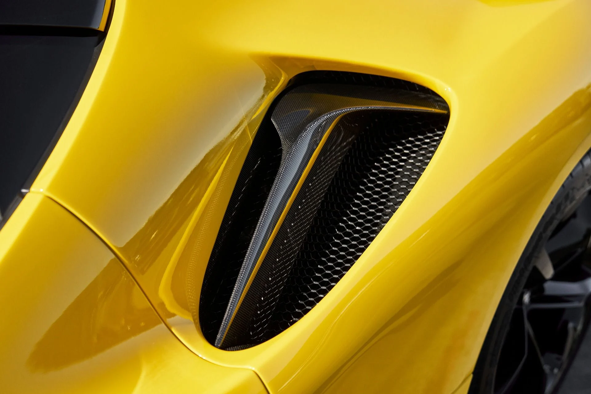 mph007_2234439501_Used_2022_Ferrari_SF_90_Stradale_Base_1762462314_2fb2e9b5e1