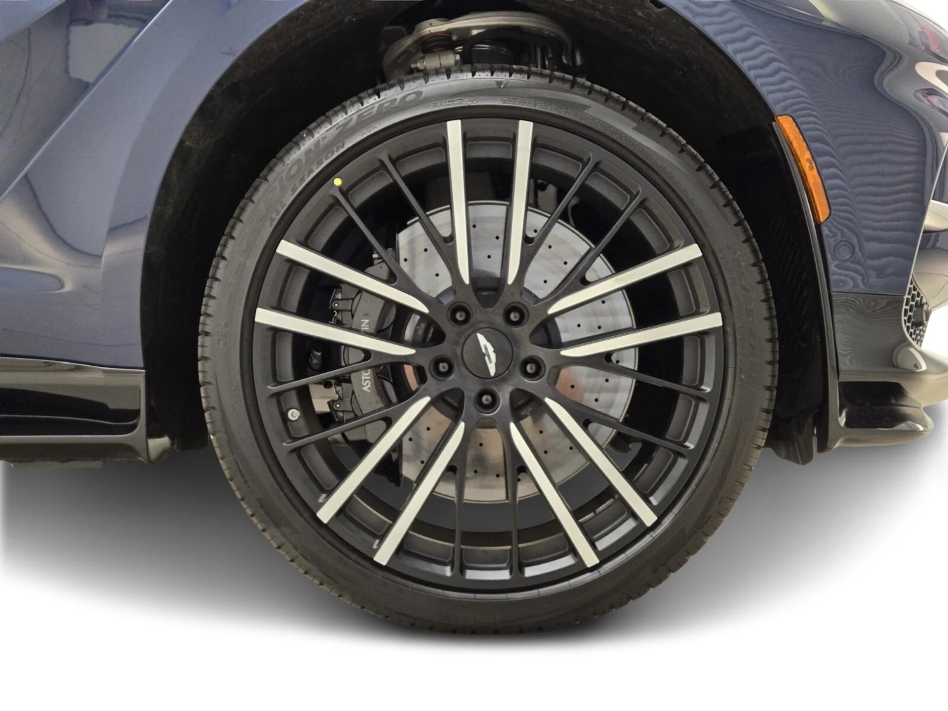 mph007_2237759941_New_2025_Aston_Martin_DBX_707_1753162704_5e02fa3036