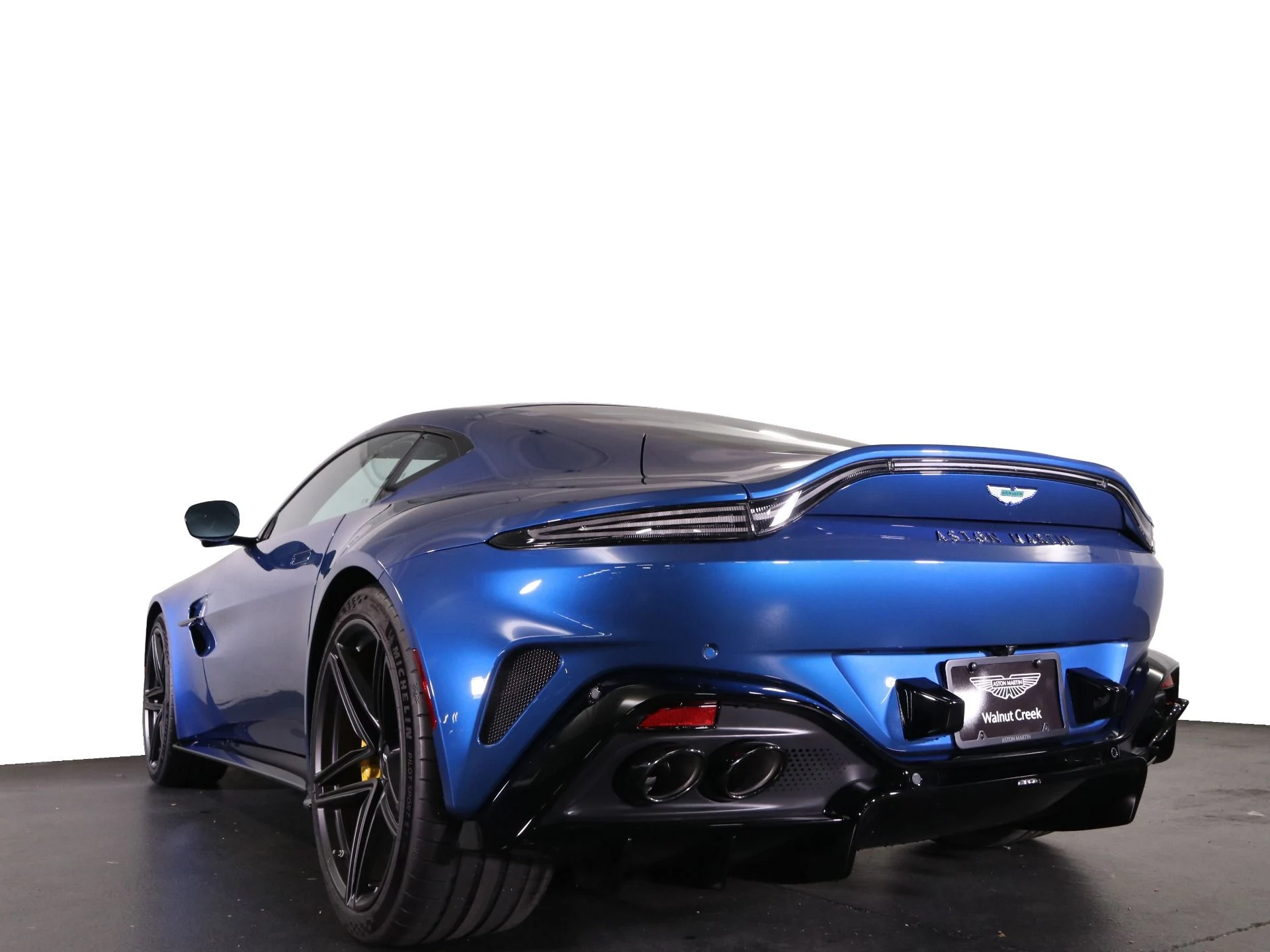 mph007_2237990493_Used_2025_Aston_Martin_Vantage_1742253267_5c9931c093