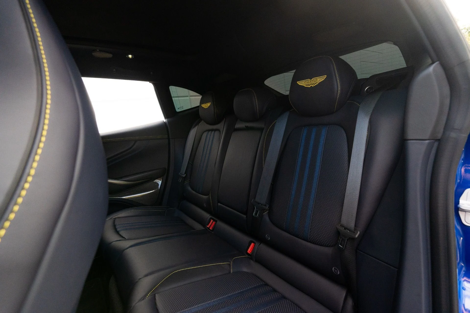 mph007_2239938426_Used_2025_Aston_Martin_DBX_707_1764700714_cd274a3a0a