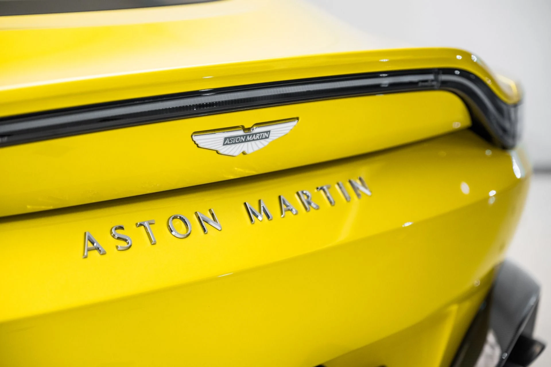 mph007_2290978301_Used_2025_Aston_Martin_Vantage_1751990746_b124ec06b7