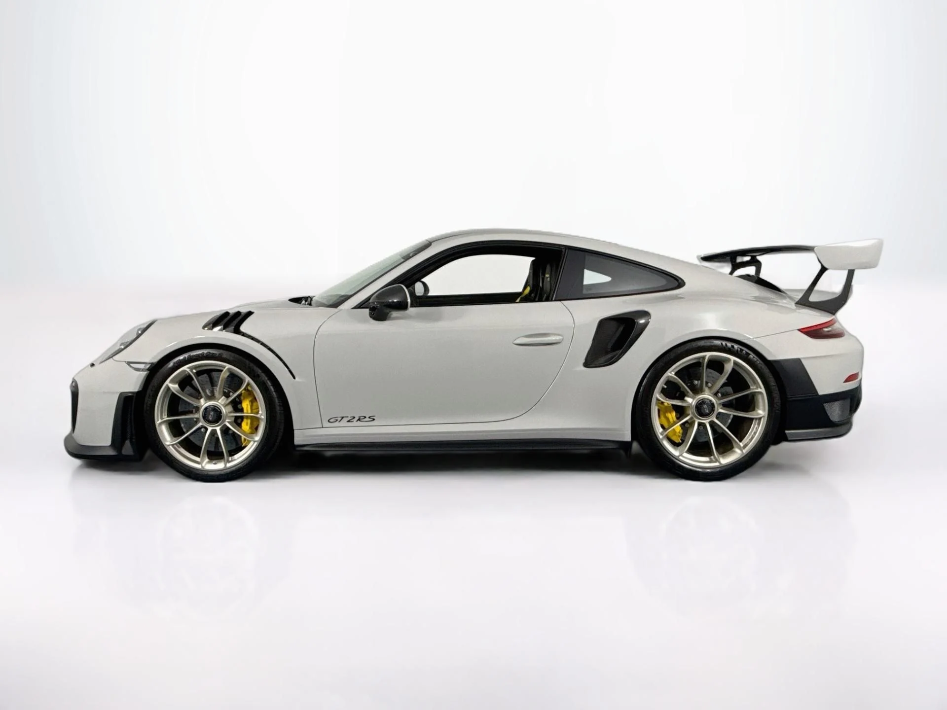 mph007_2295351950_Used_2018_Porsche_911_GT_2_RS_1790873154_0e9696fa16