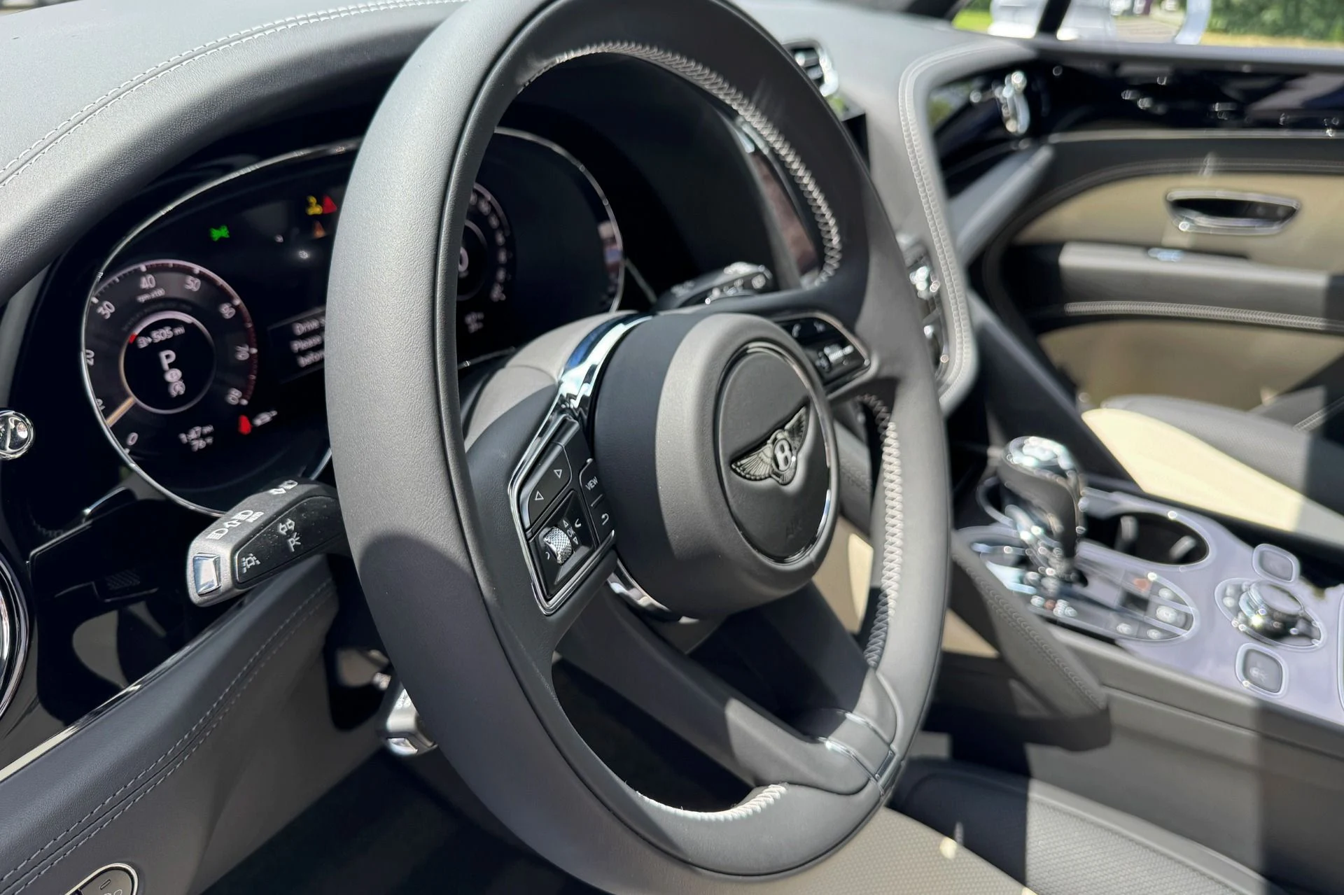 mph007_2296247772_New_2025_Bentley_Bentayga_V8_1757940189_c2d205acf7