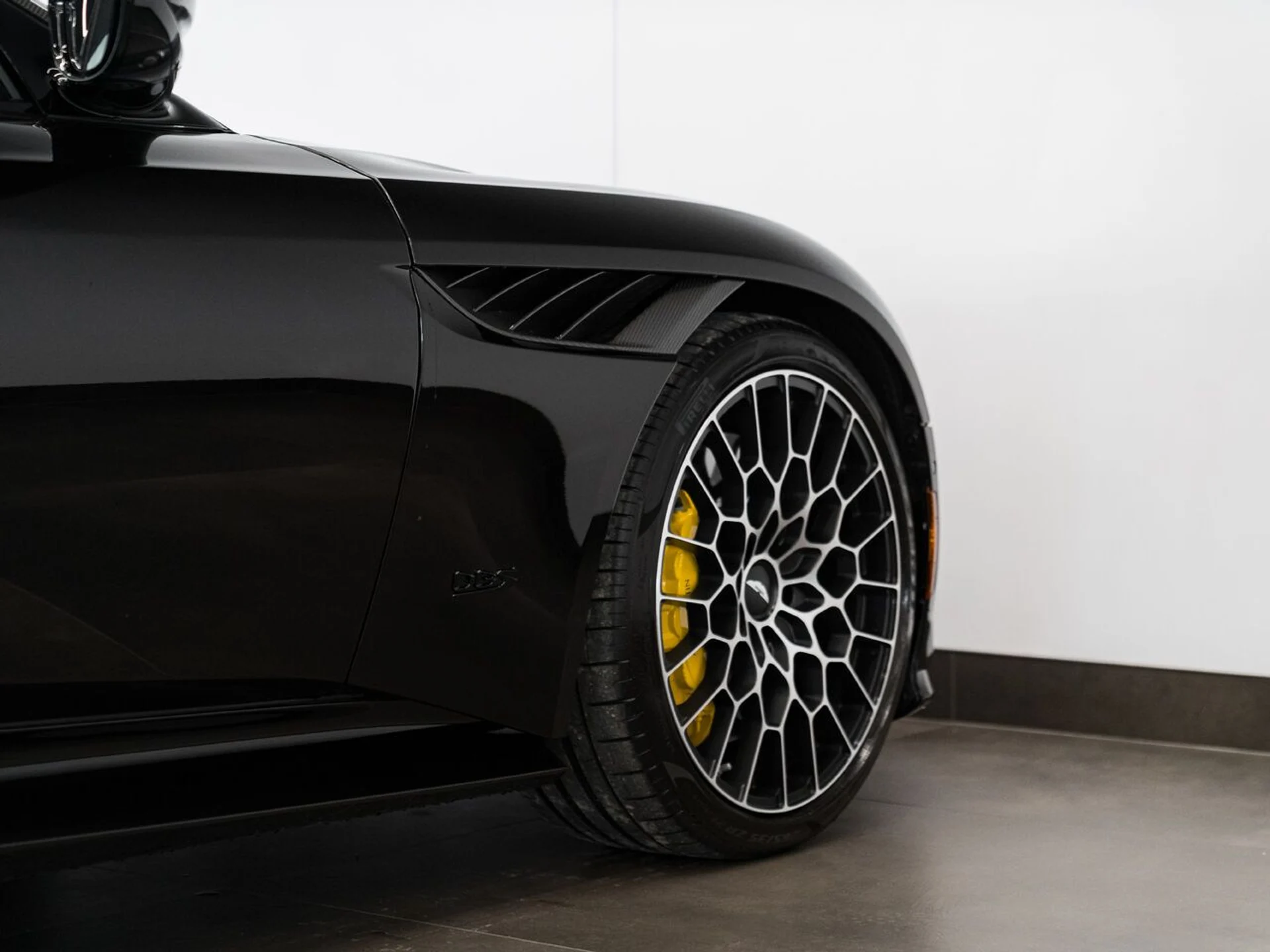 mph007_2298317649_aston_martin_dbs_2023_jpg_v_1773863537_cbbe7bb9e0