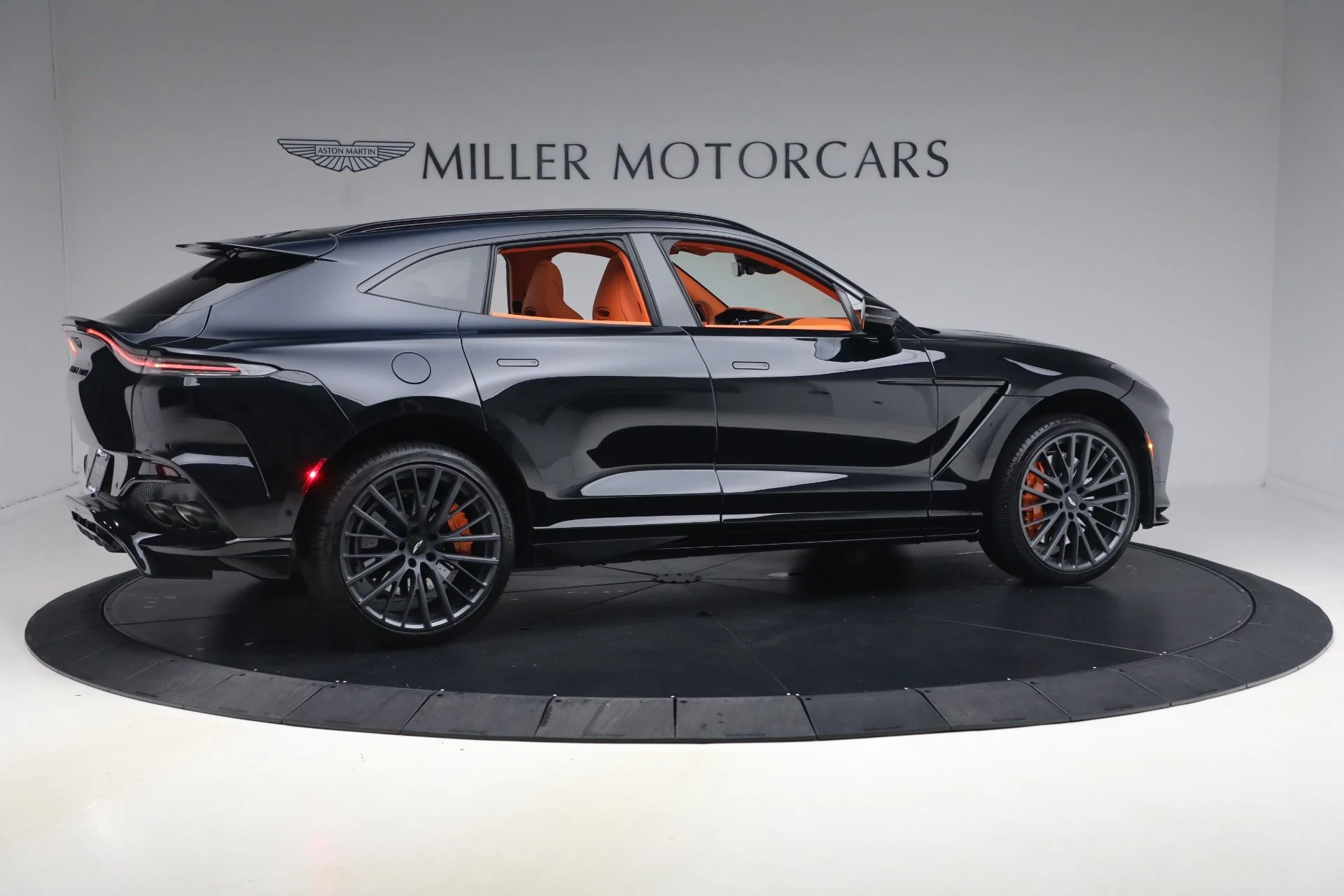mph007_2301946009_Used_2025_Aston_Martin_DBX_707_1788625144_bee7b7c997