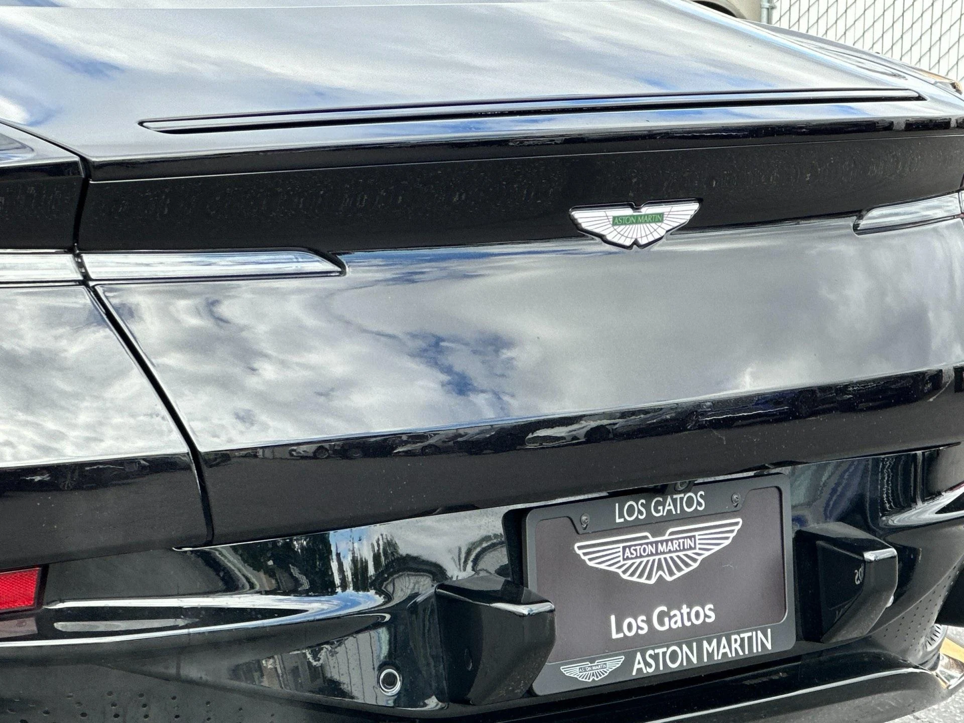 mph007_2306508198_Used_2021_Aston_Martin_DB_11_Base_1747424724_0cd0e31ba9