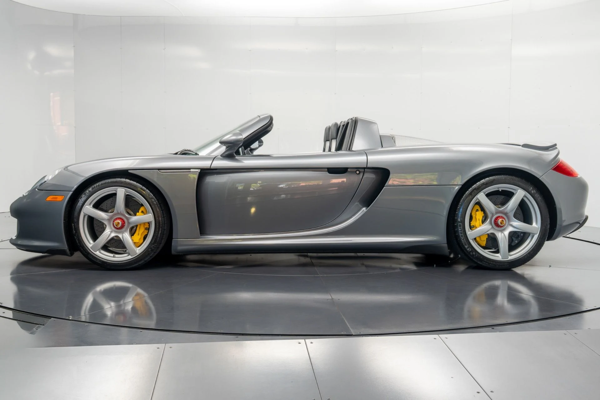 mph007_2307598566_Used_2004_Porsche_Carrera_GT_1793121939_f9f469fd36