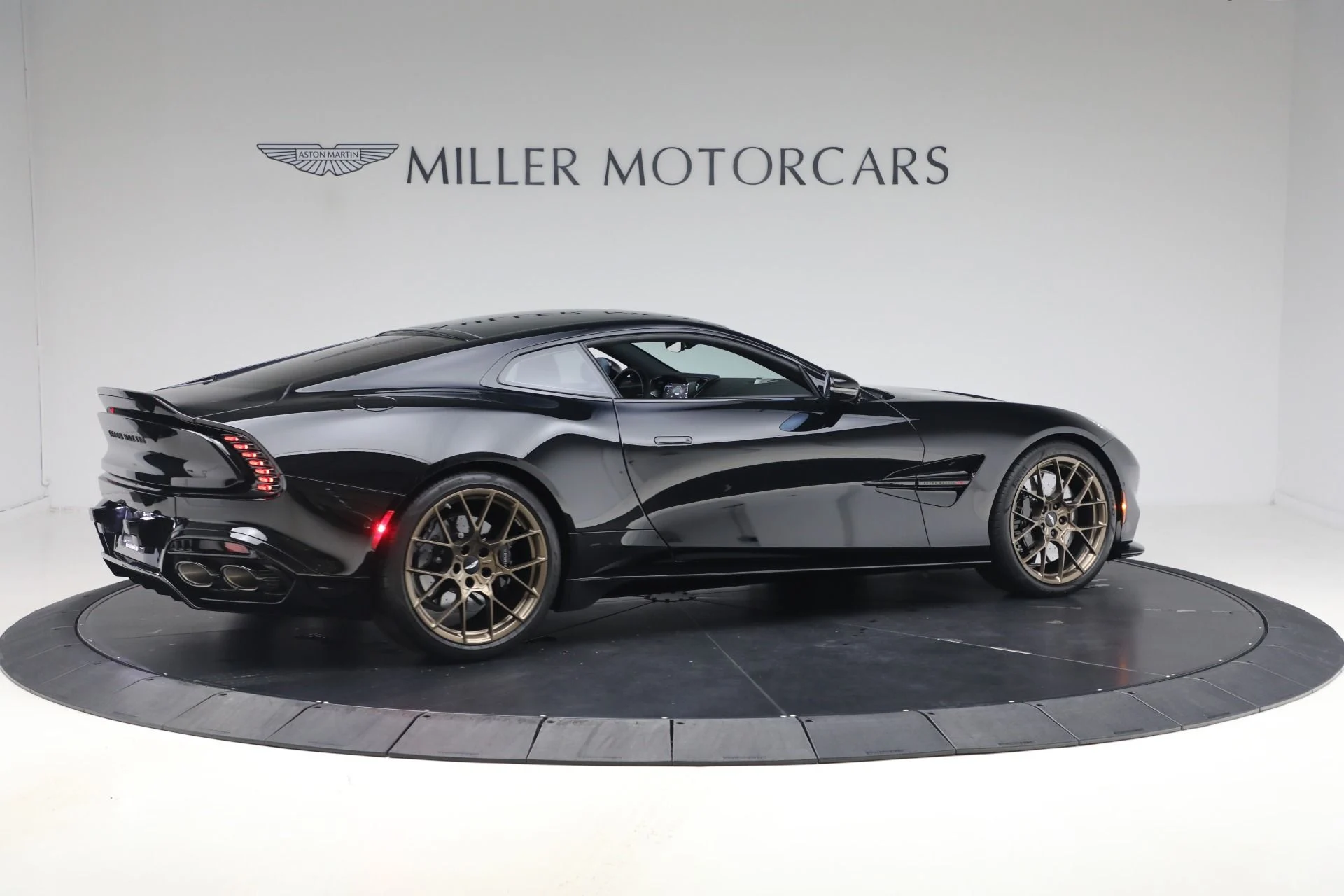 mph007_2330062578_Used_2025_Aston_Martin_Vanquish_1789418284_c631c539f0