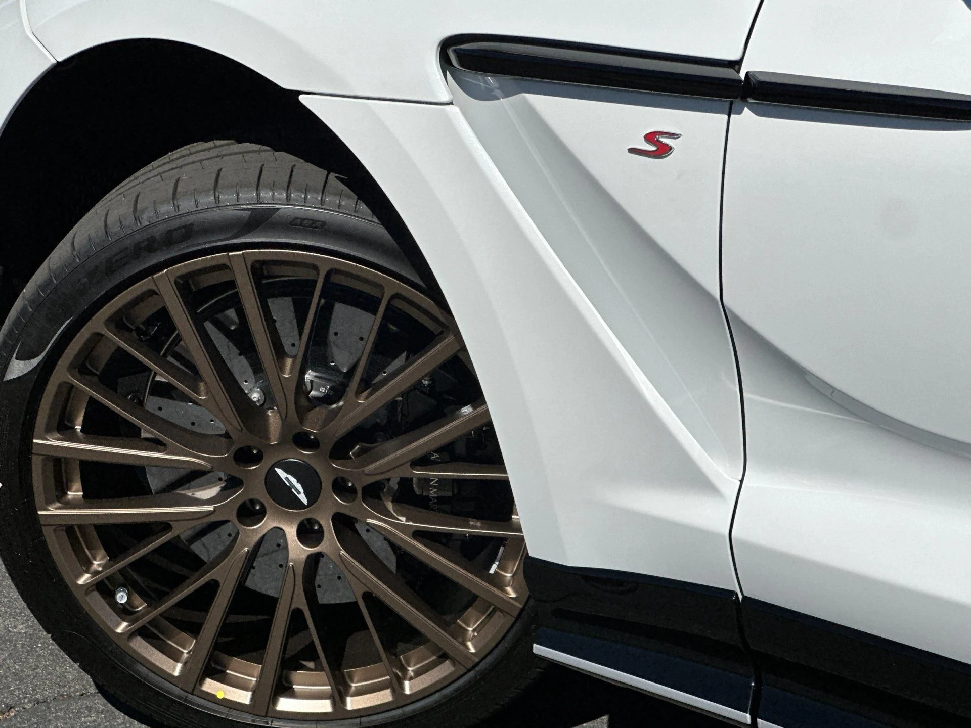 mph007_2342151429_New_2026_Aston_Martin_DBX_S_1790736467_b3e2abd68e