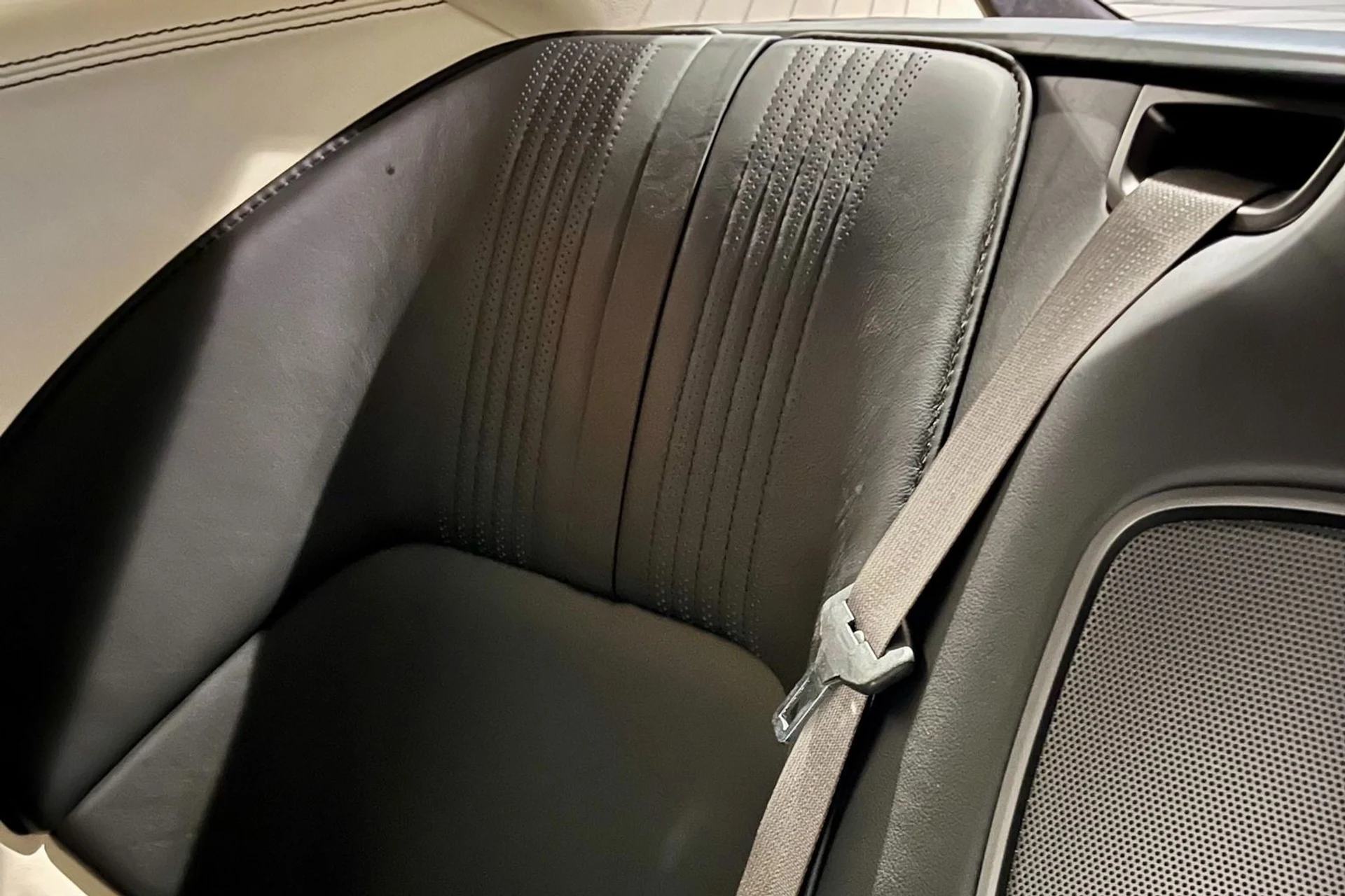 mph007_2362281055_Used_2018_Aston_Martin_DB_11_V8_1763145182_37892e4794