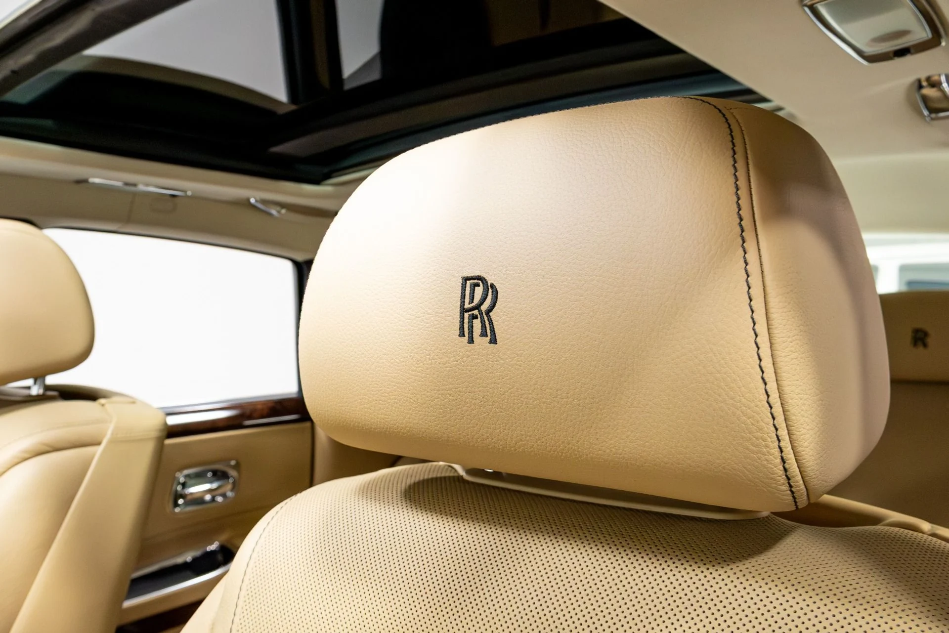 mph007_2376106423_Used_2017_Rolls_Royce_Ghost_1774888920_e90f50752c