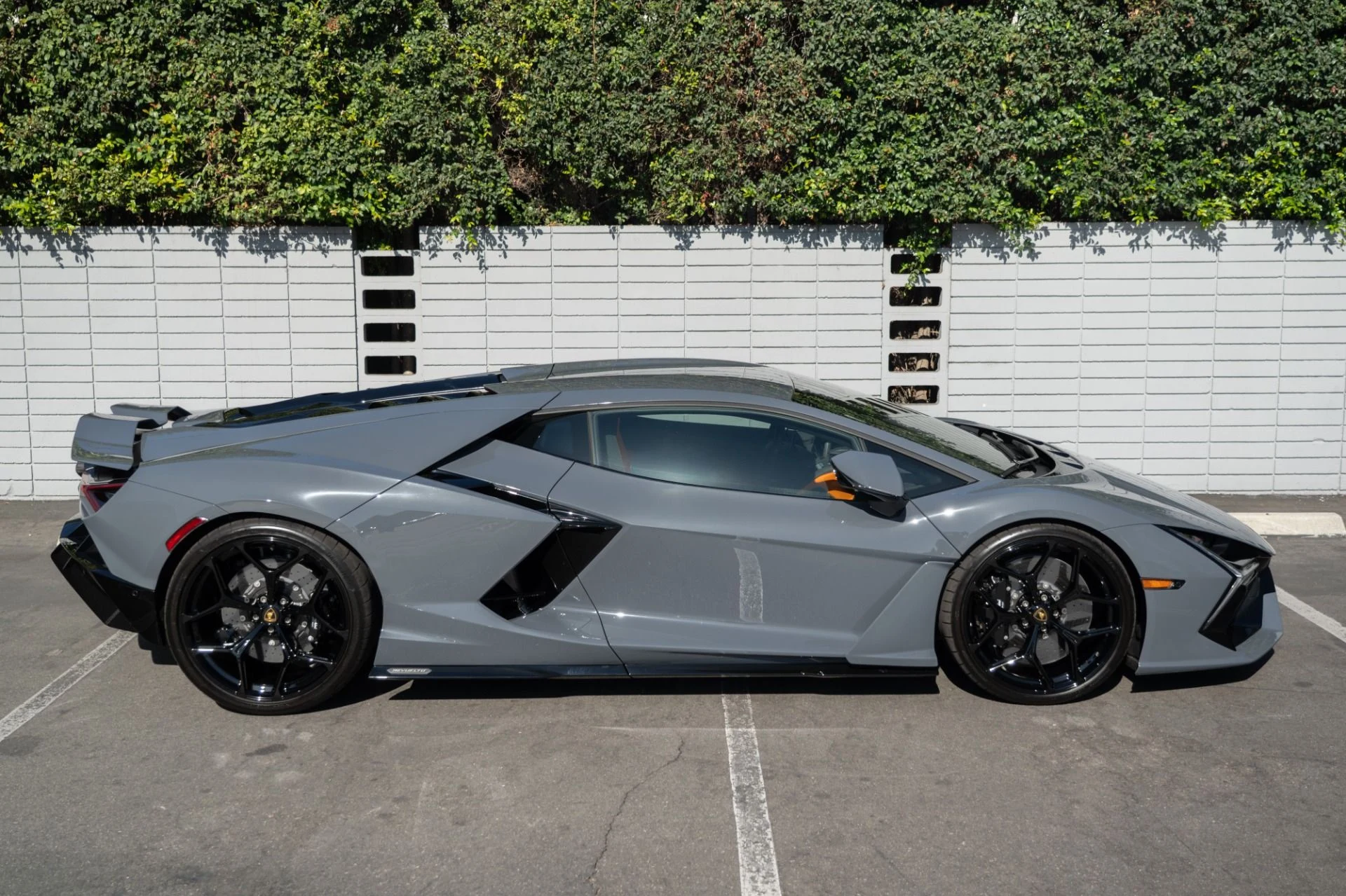 mph007_2385520606_Used_2024_Lamborghini_Revuelto_1755720584_3d754adb42