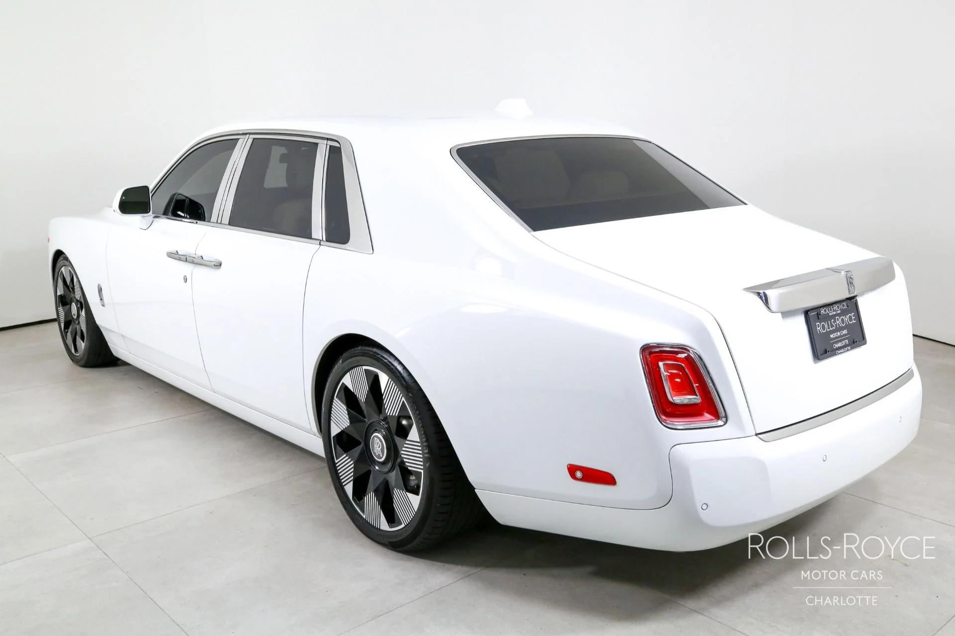 mph007_2389613001_Used_2024_Rolls_Royce_Phantom_1767116656_ef524d2725