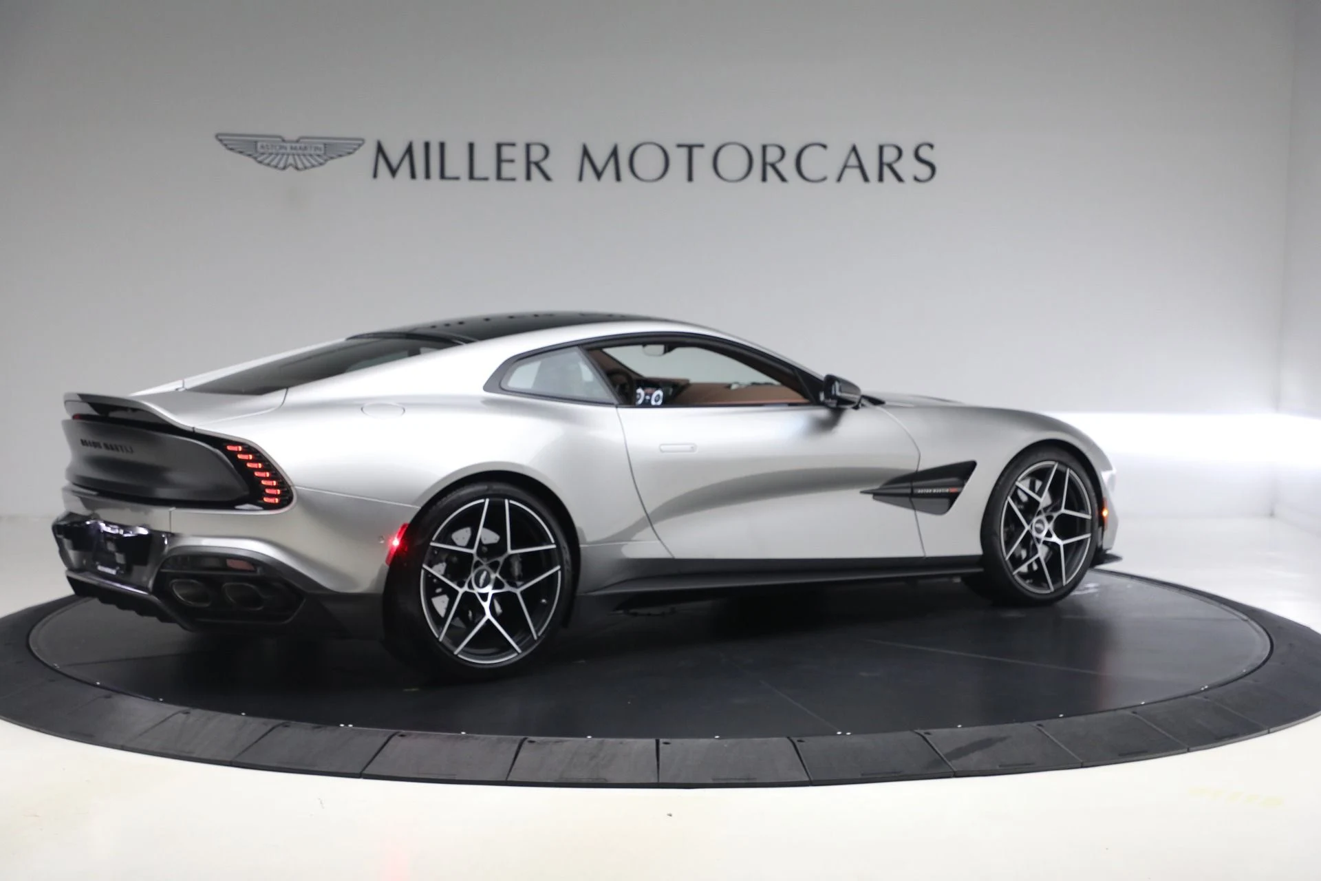 mph007_2391531359_Used_2025_Aston_Martin_Vanquish_1791232652_41c2659bfd