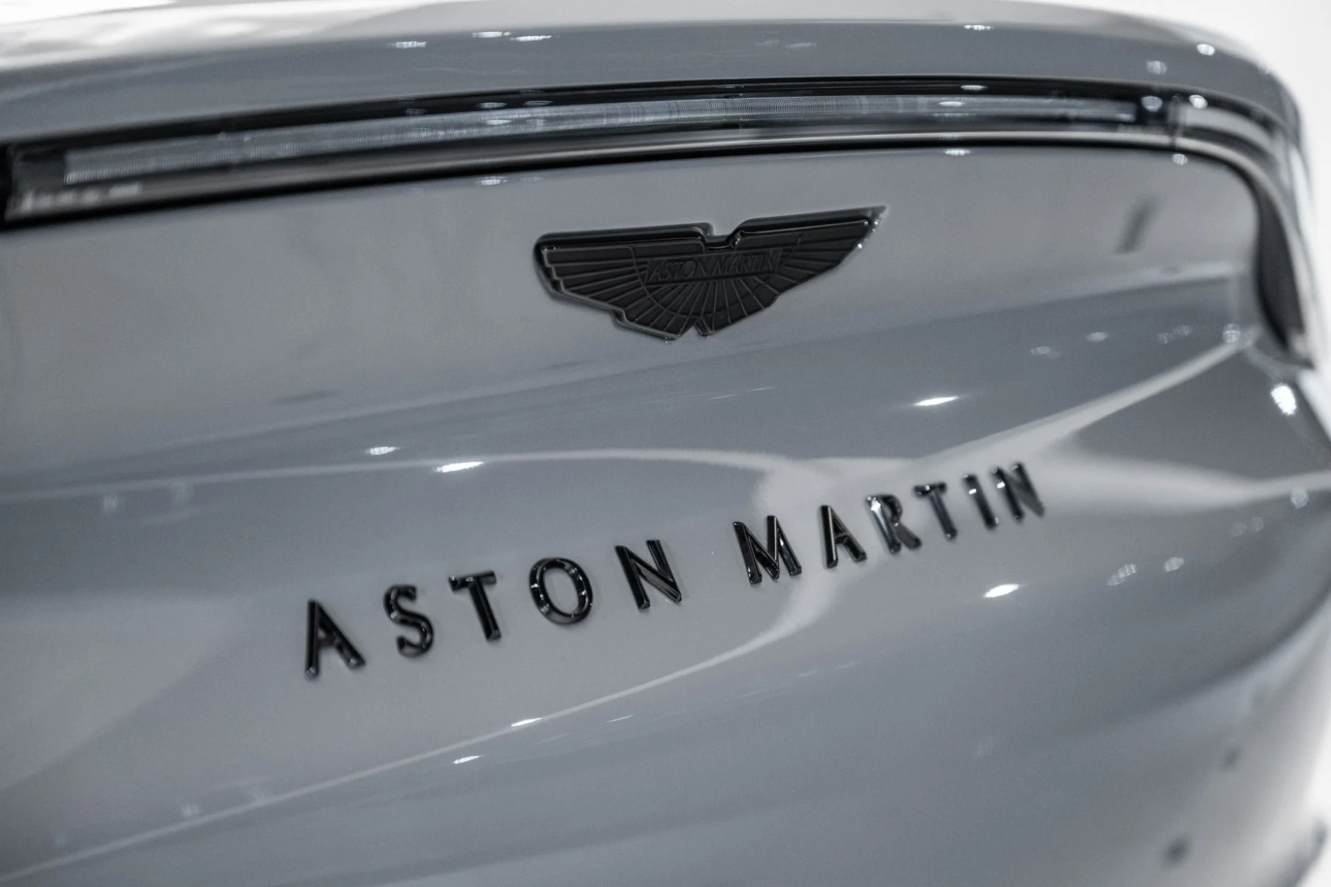 mph007_2401225264_Used_2023_Aston_Martin_DBX_707_1744811581_20eacd898f