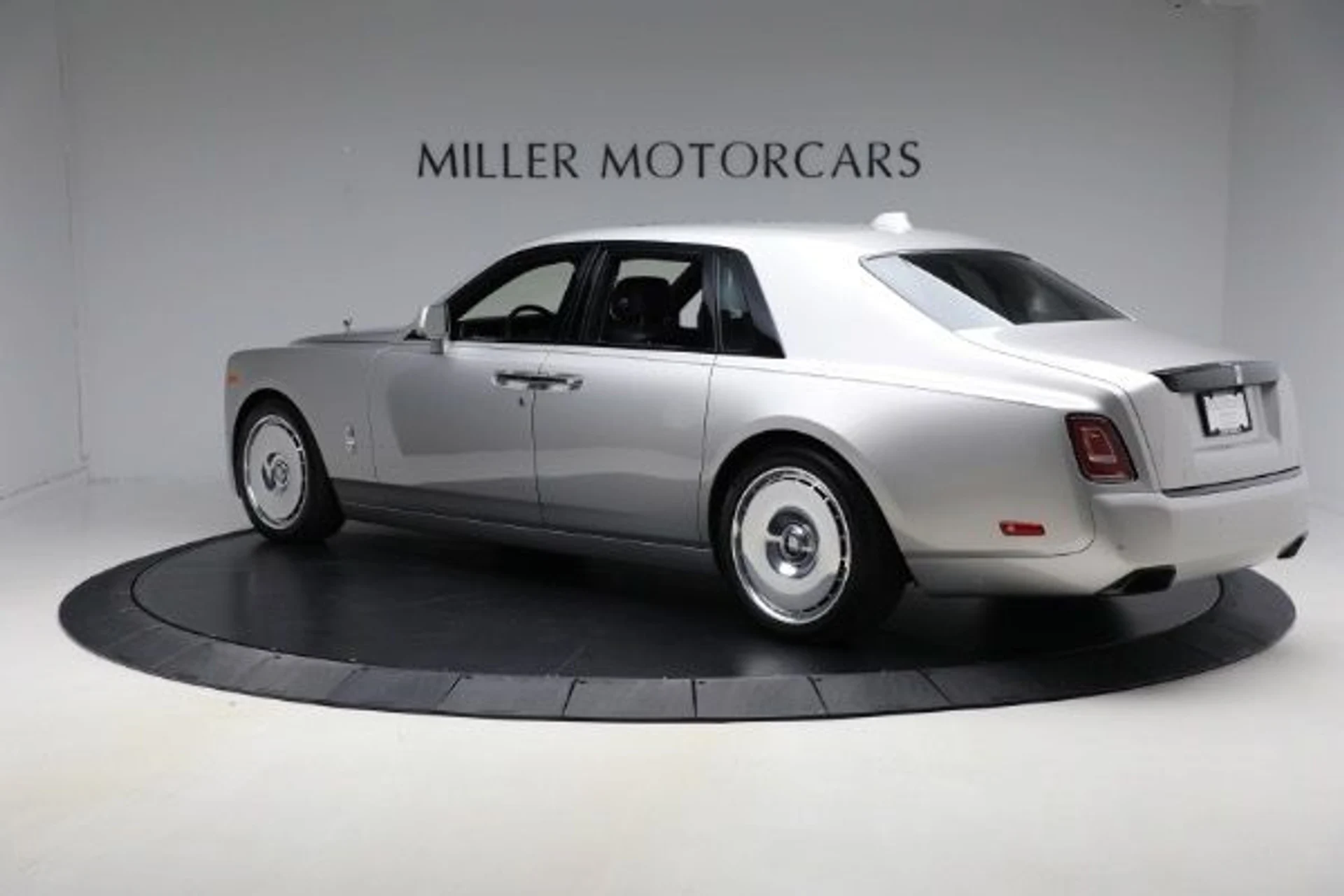 mph007_2446199101_Used_2023_Rolls_Royce_Phantom_6d684cd062